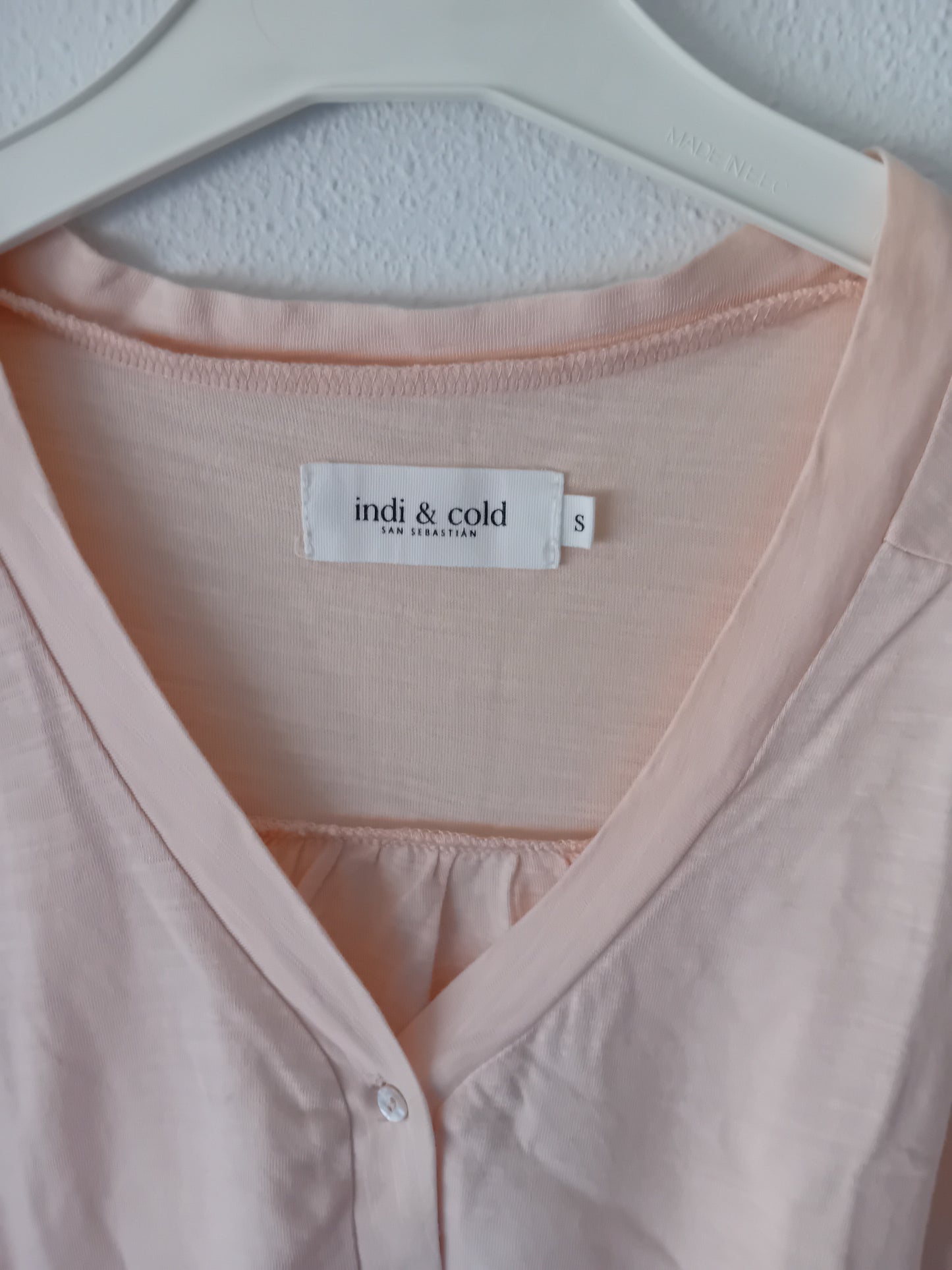 Camiseta color salmón pastel