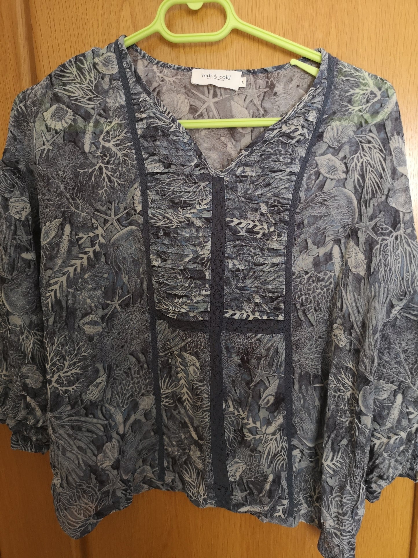 Blouse imprimée fond bleu marine
