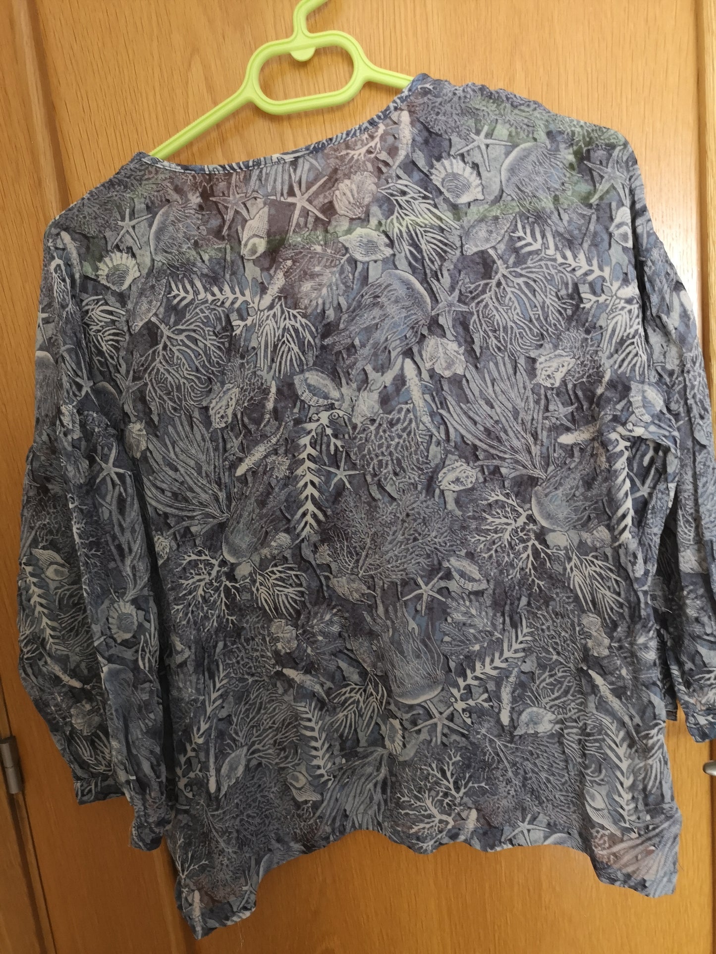 Blouse imprimée fond bleu marine
