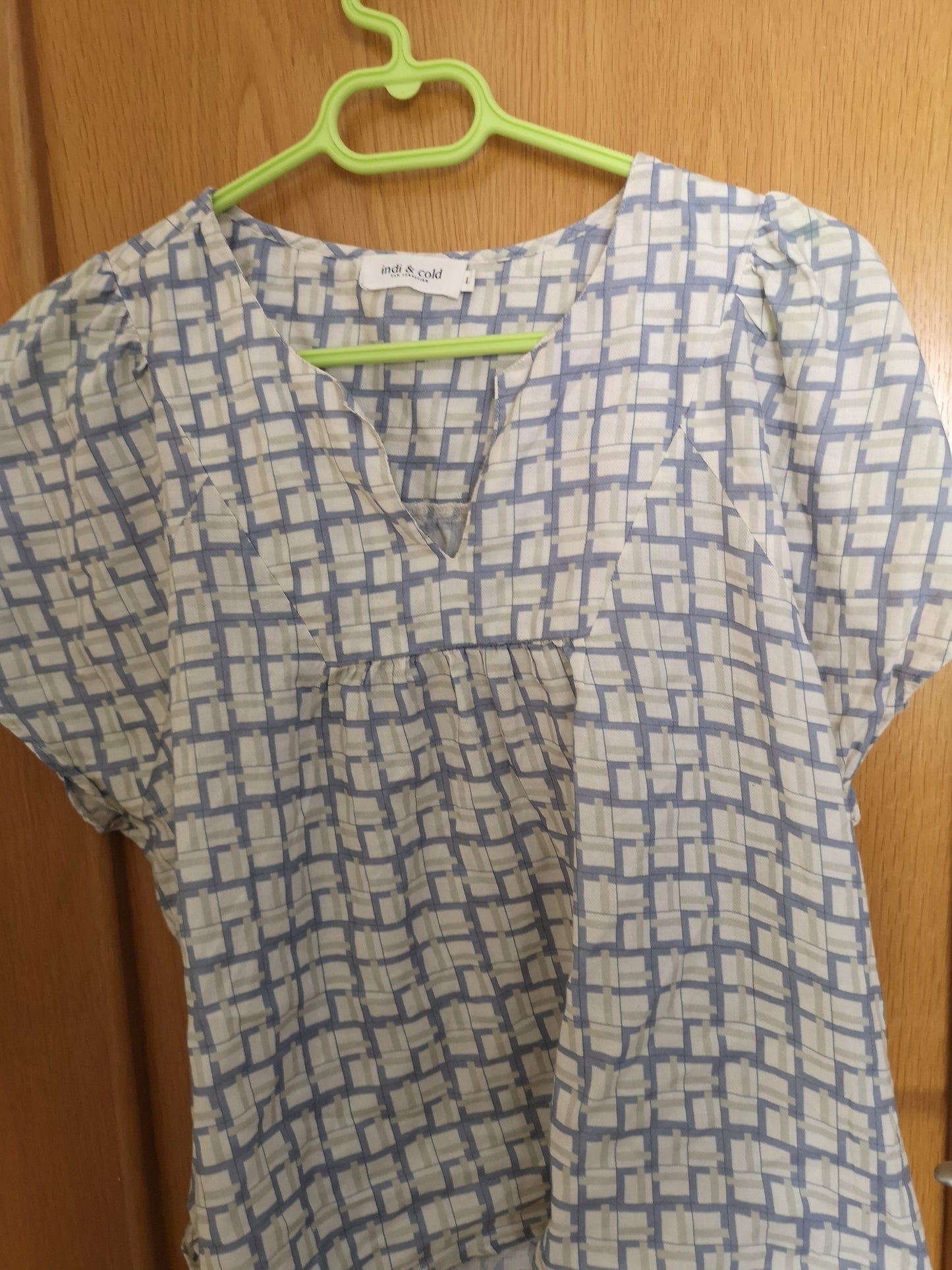 Blouse à imprimé géométrique.