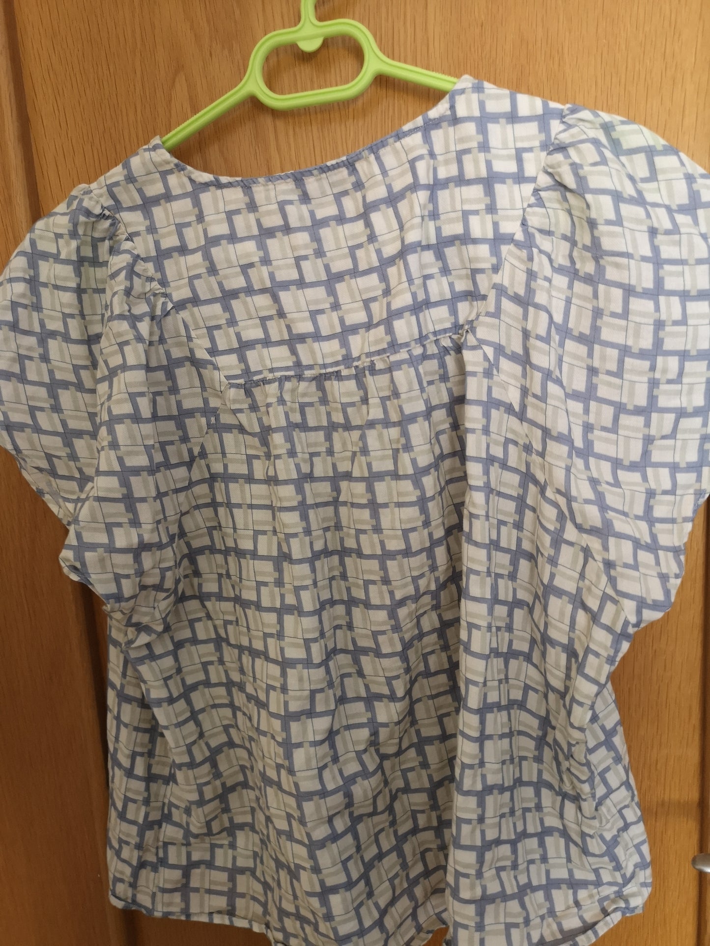 Blouse à imprimé géométrique.