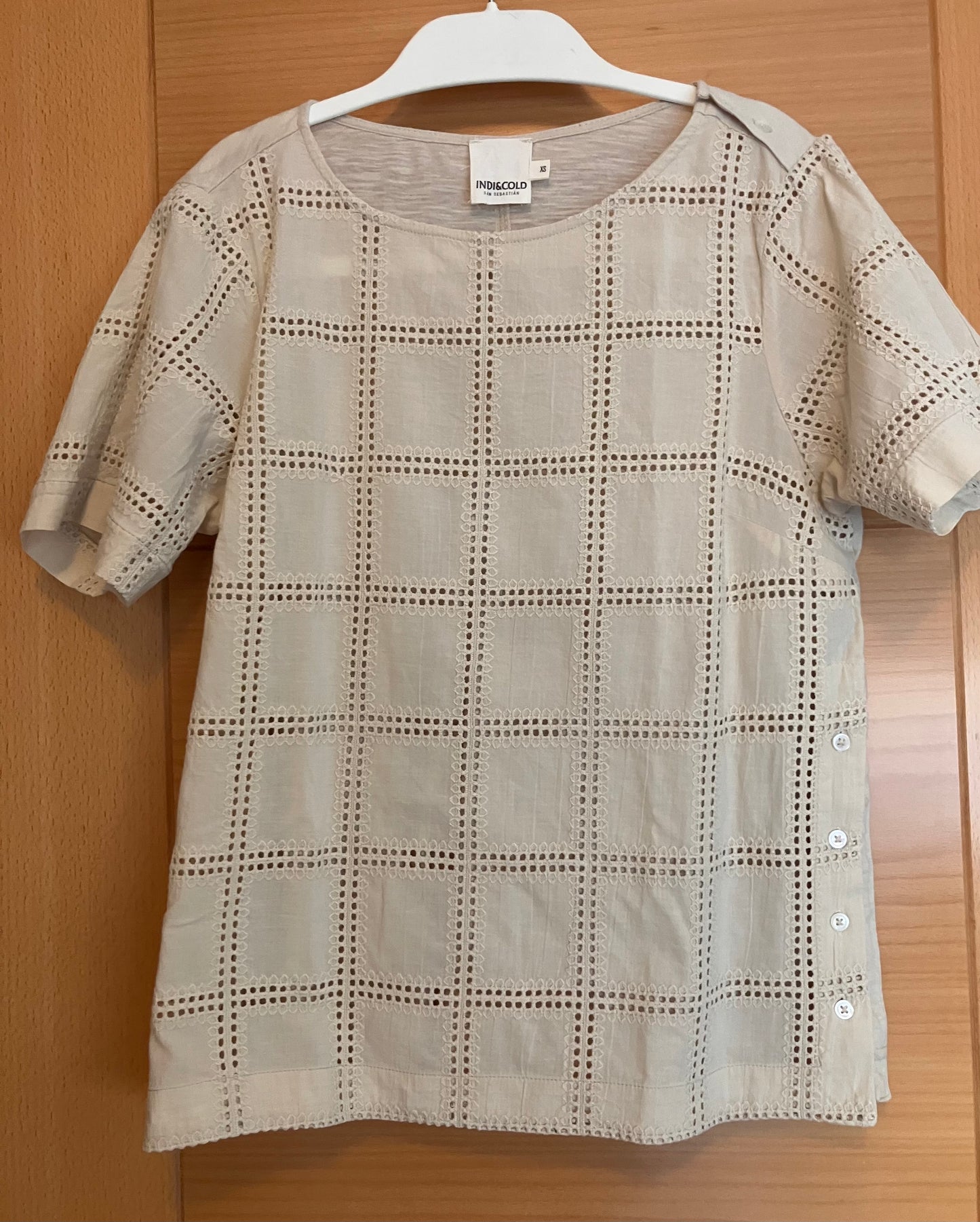 Camiseta beige troquelados