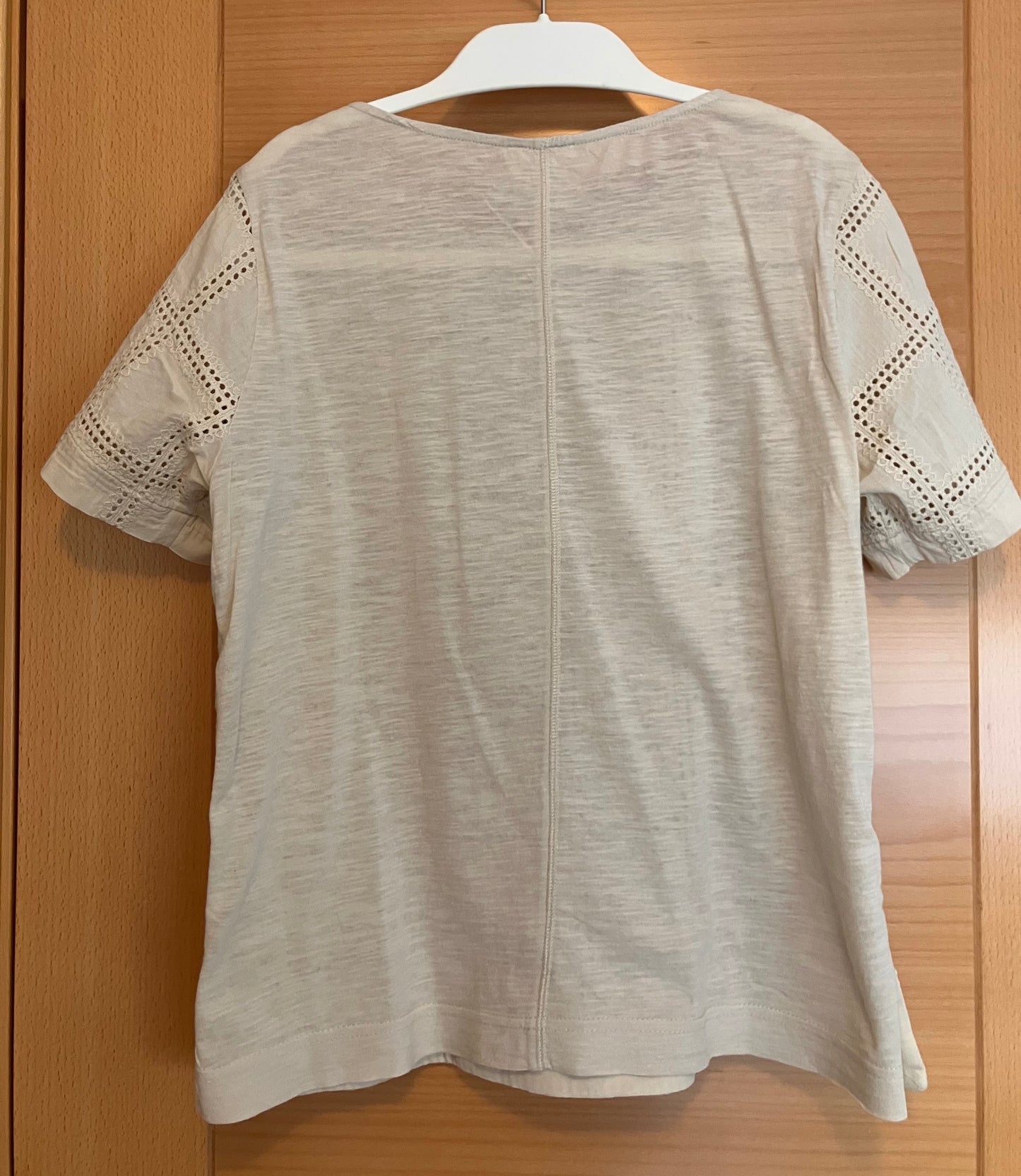 Camiseta beige troquelados