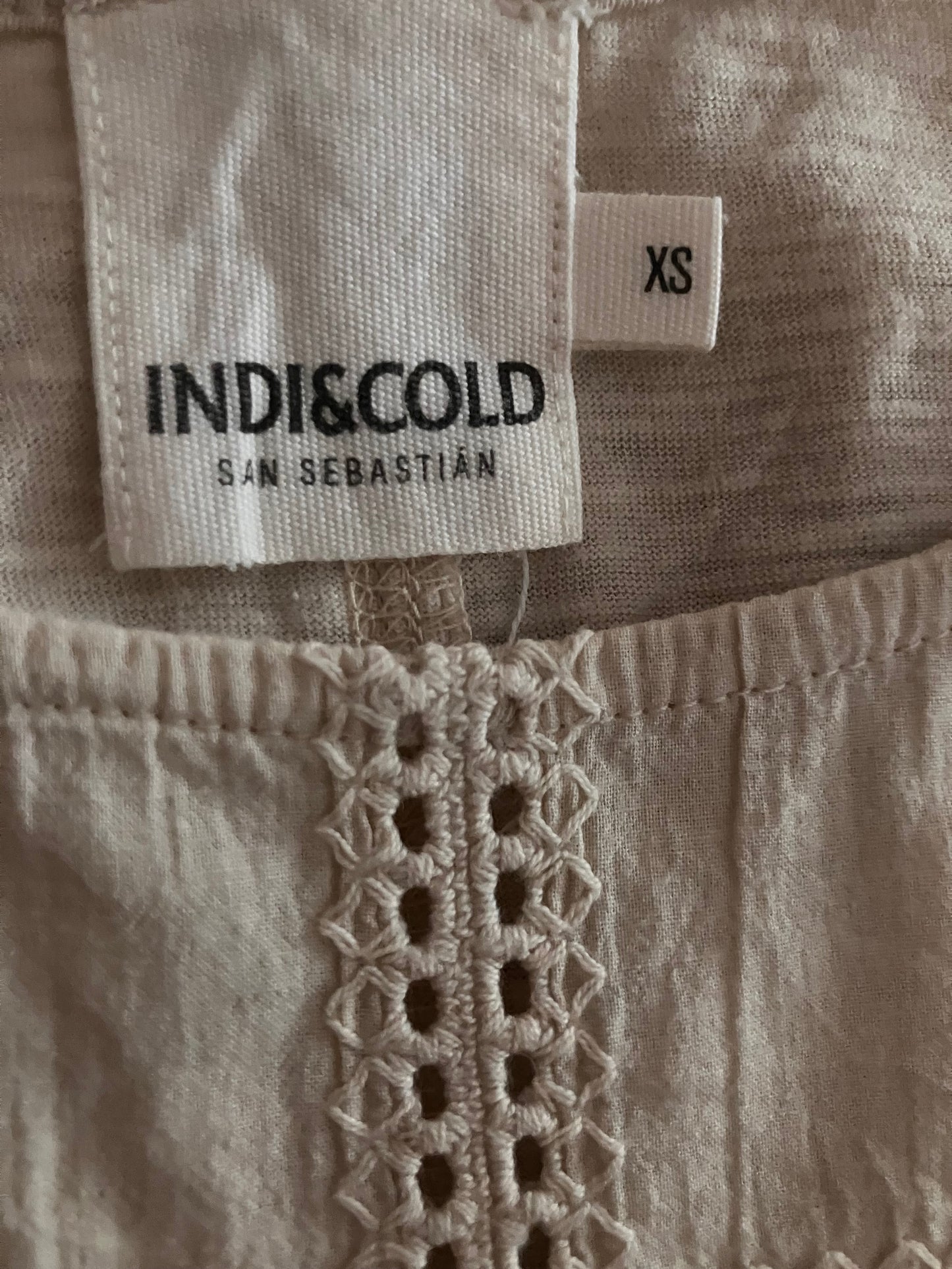 Camiseta beige troquelados