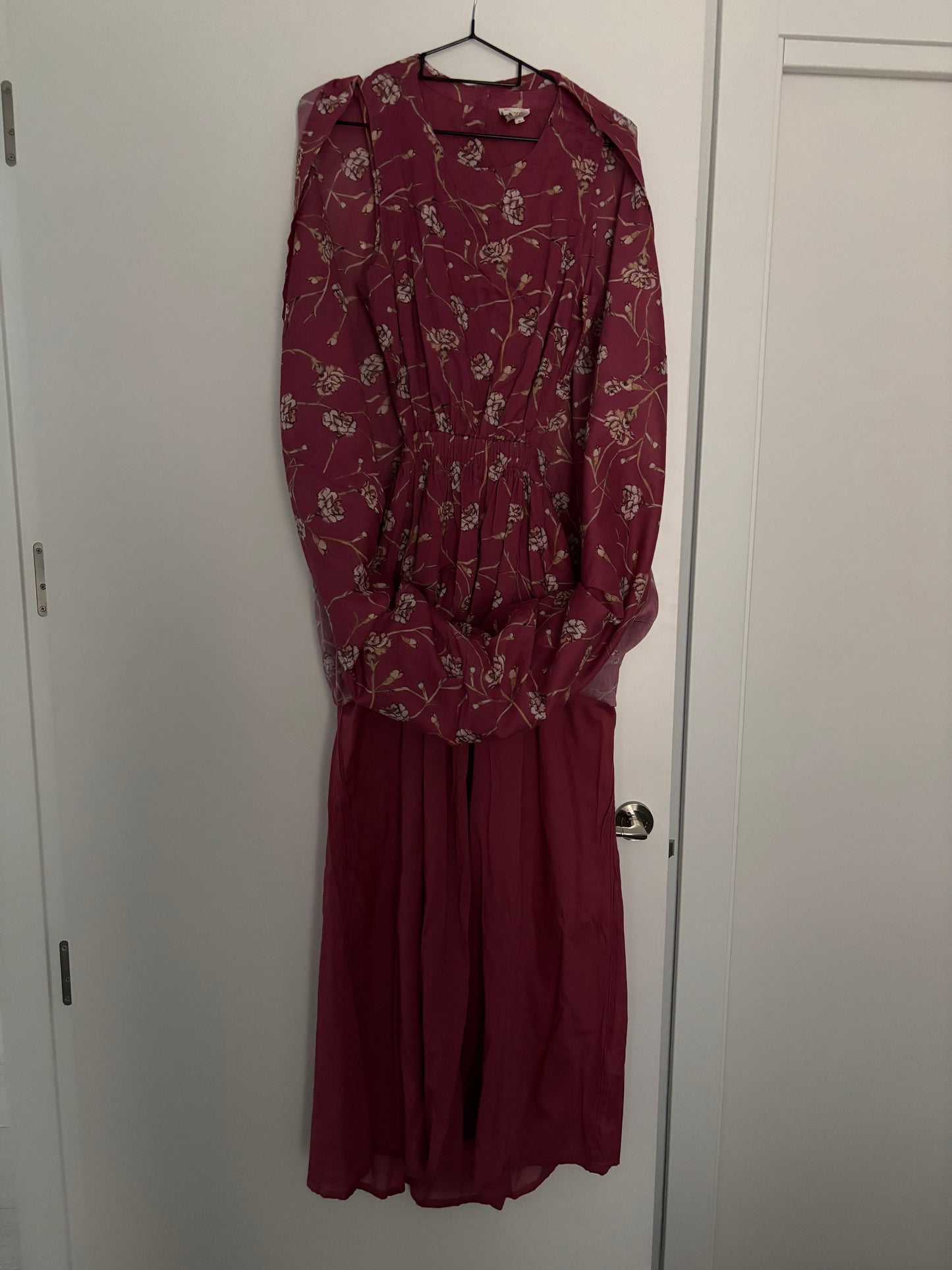 VESTIDO CON ESPALDA DESCUBIERTA
