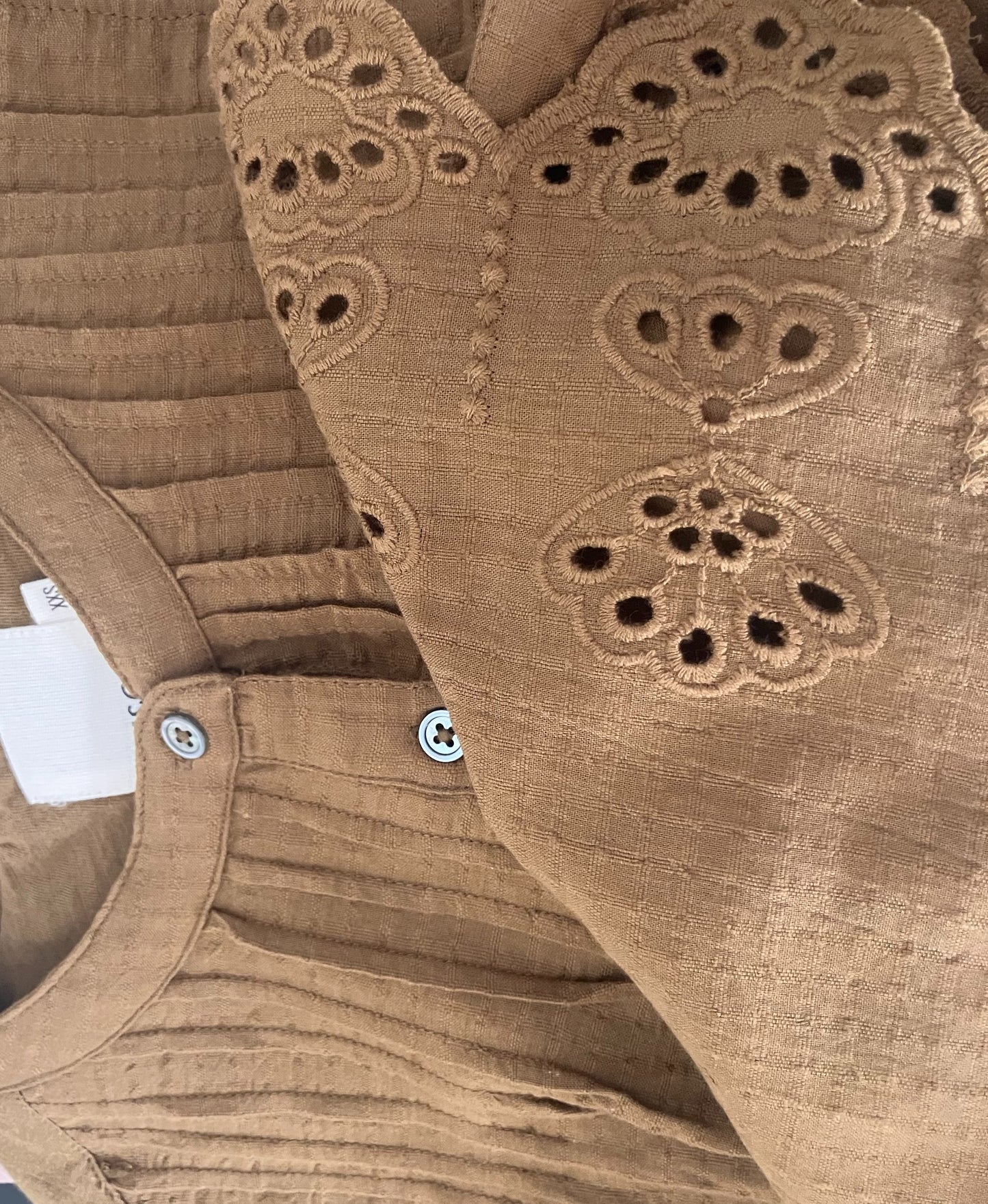 T-shirt/chemise sans manches romantique à broderies