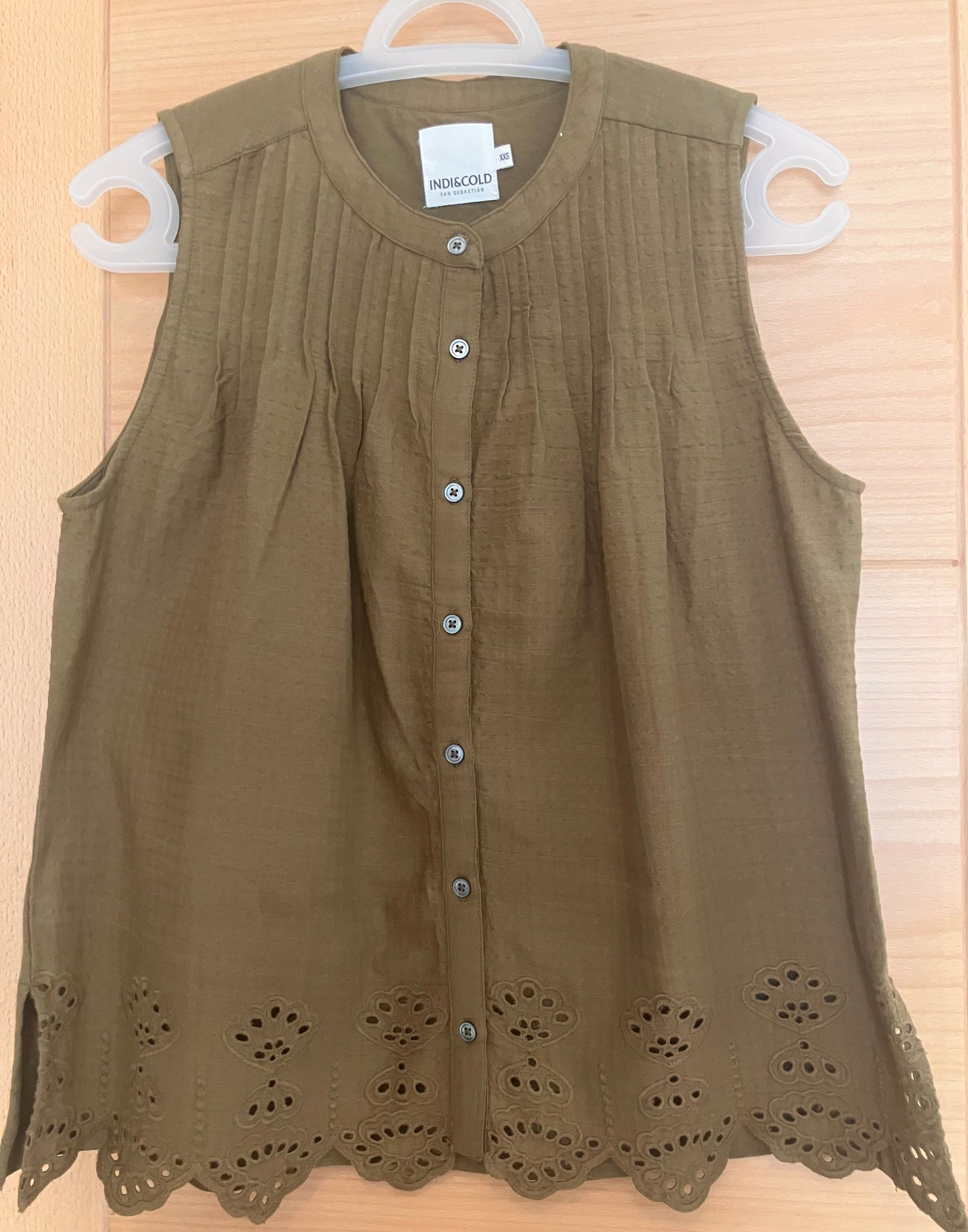 T-shirt/chemise sans manches romantique à broderies