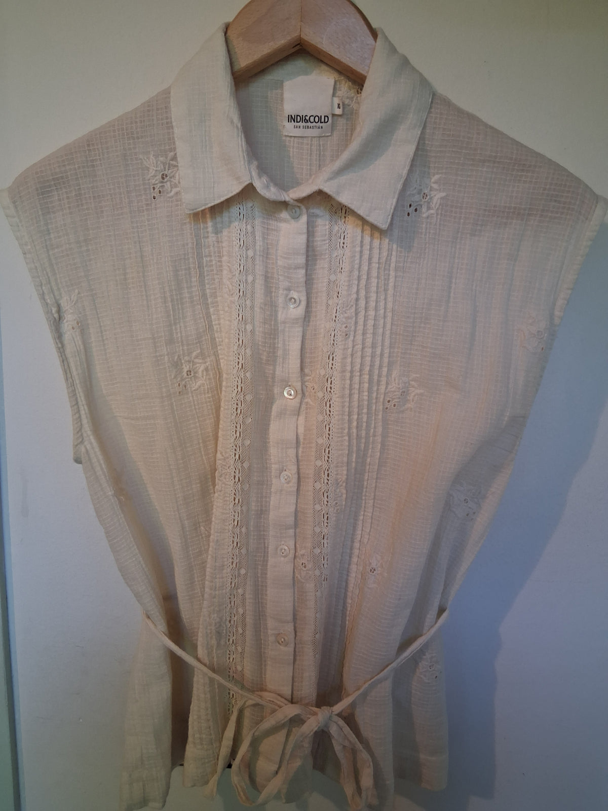 Chemise blanc cassé avec broderies