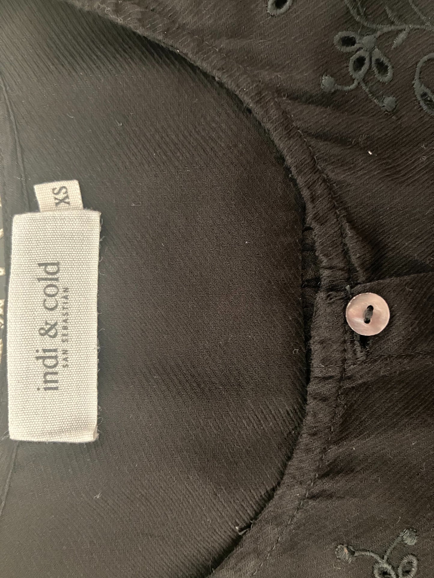 Camisa negra bordados