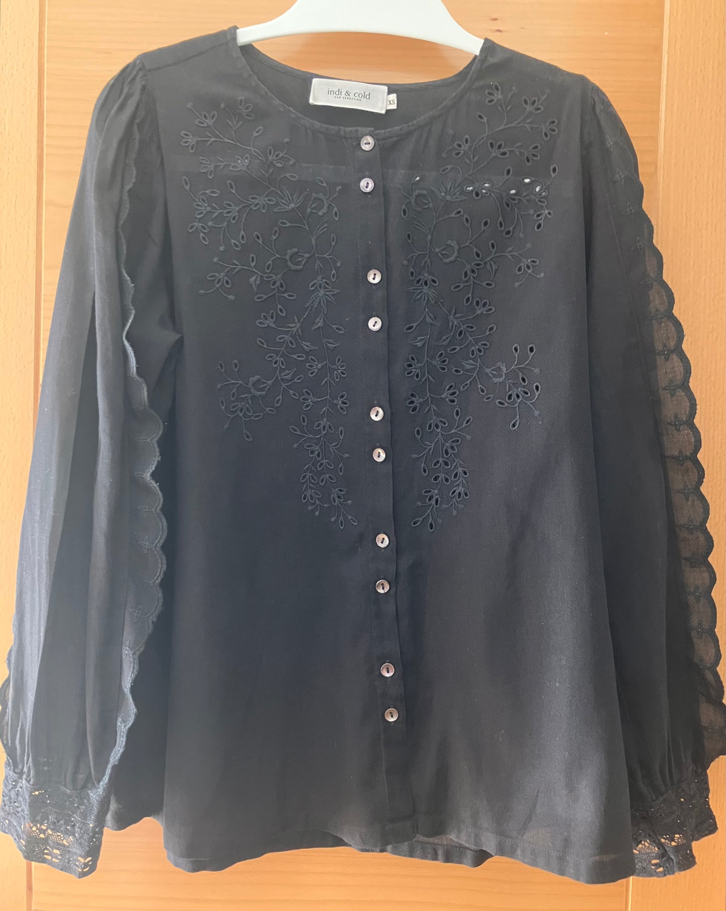 Camisa negra bordados