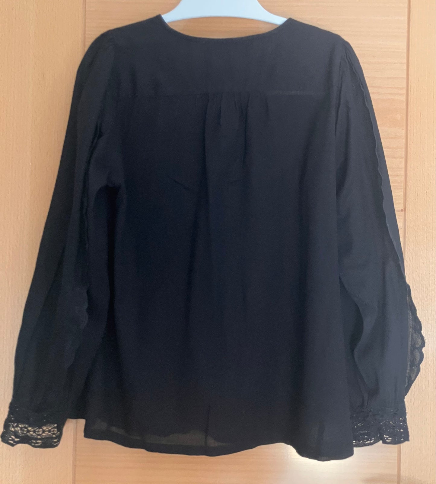 Camisa negra bordados