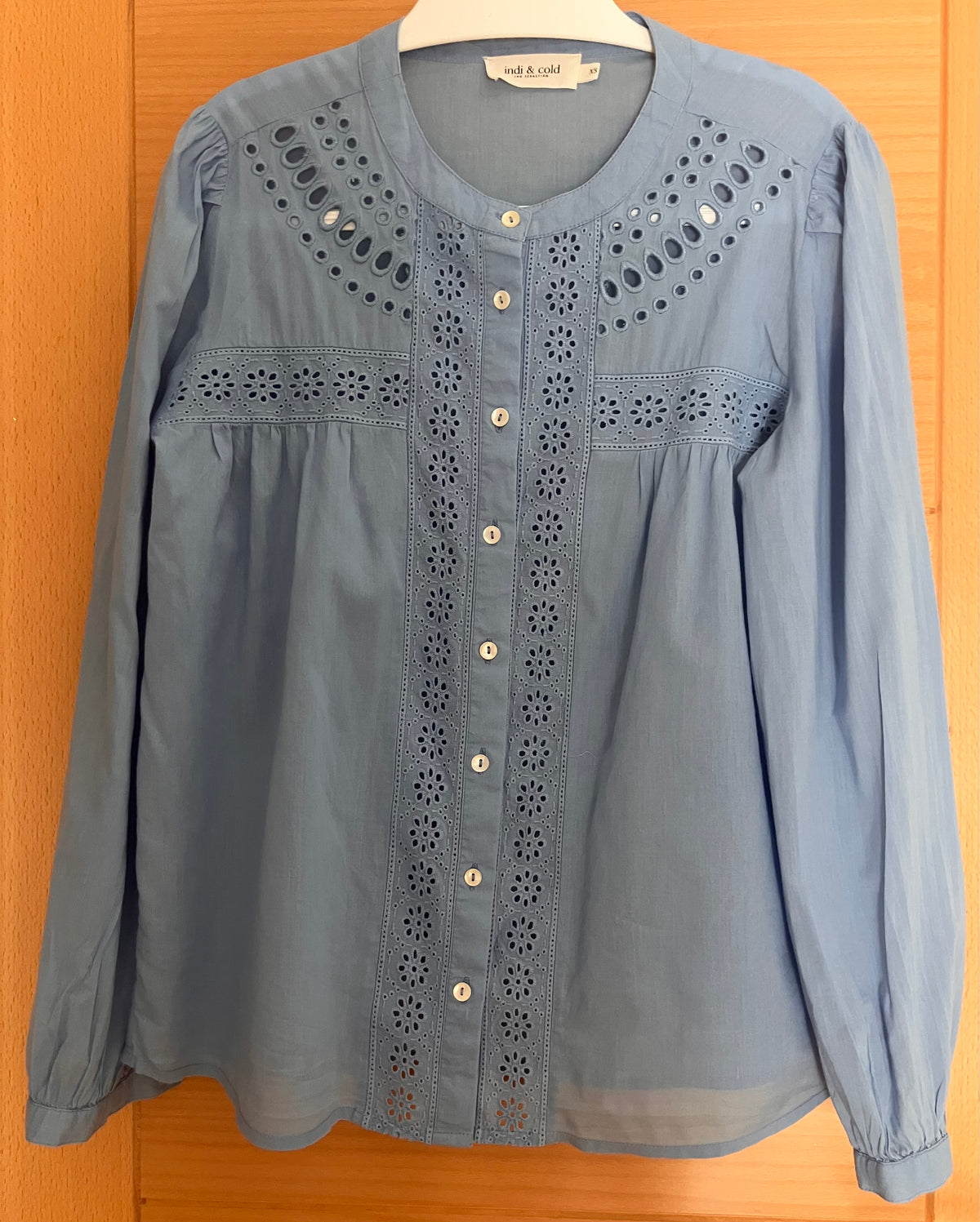 Chemise bleue ajourée