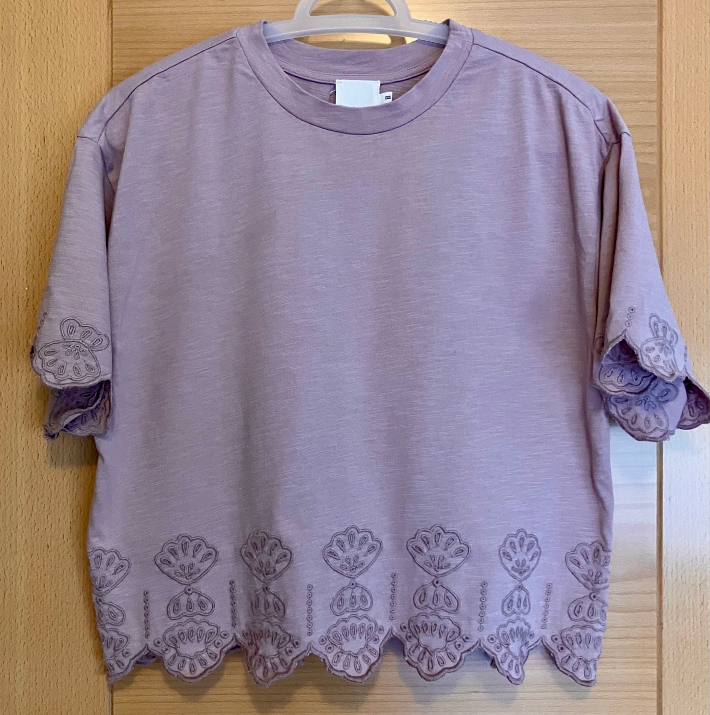 Camiseta rosa palo bordados