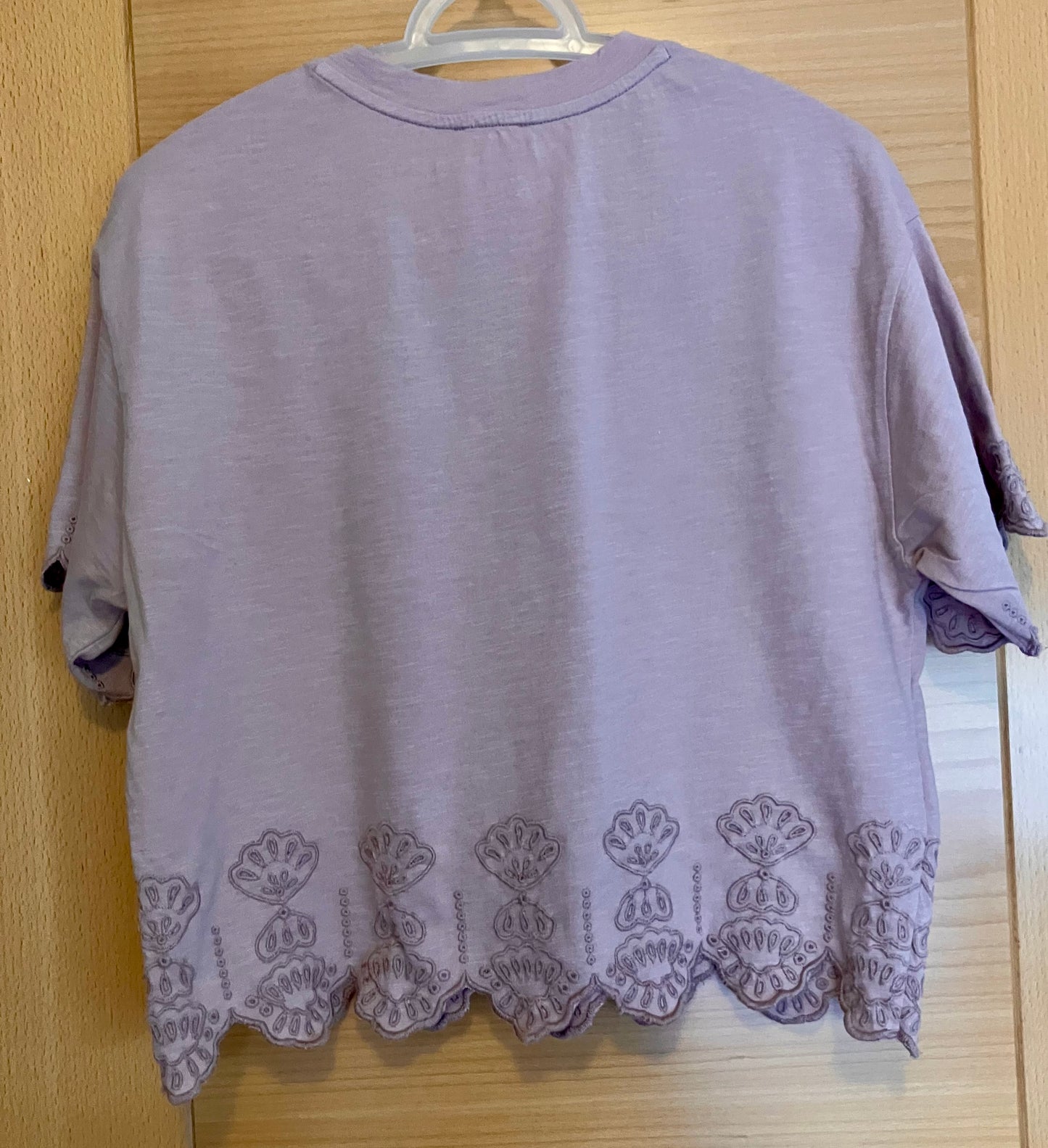 Camiseta rosa palo bordados
