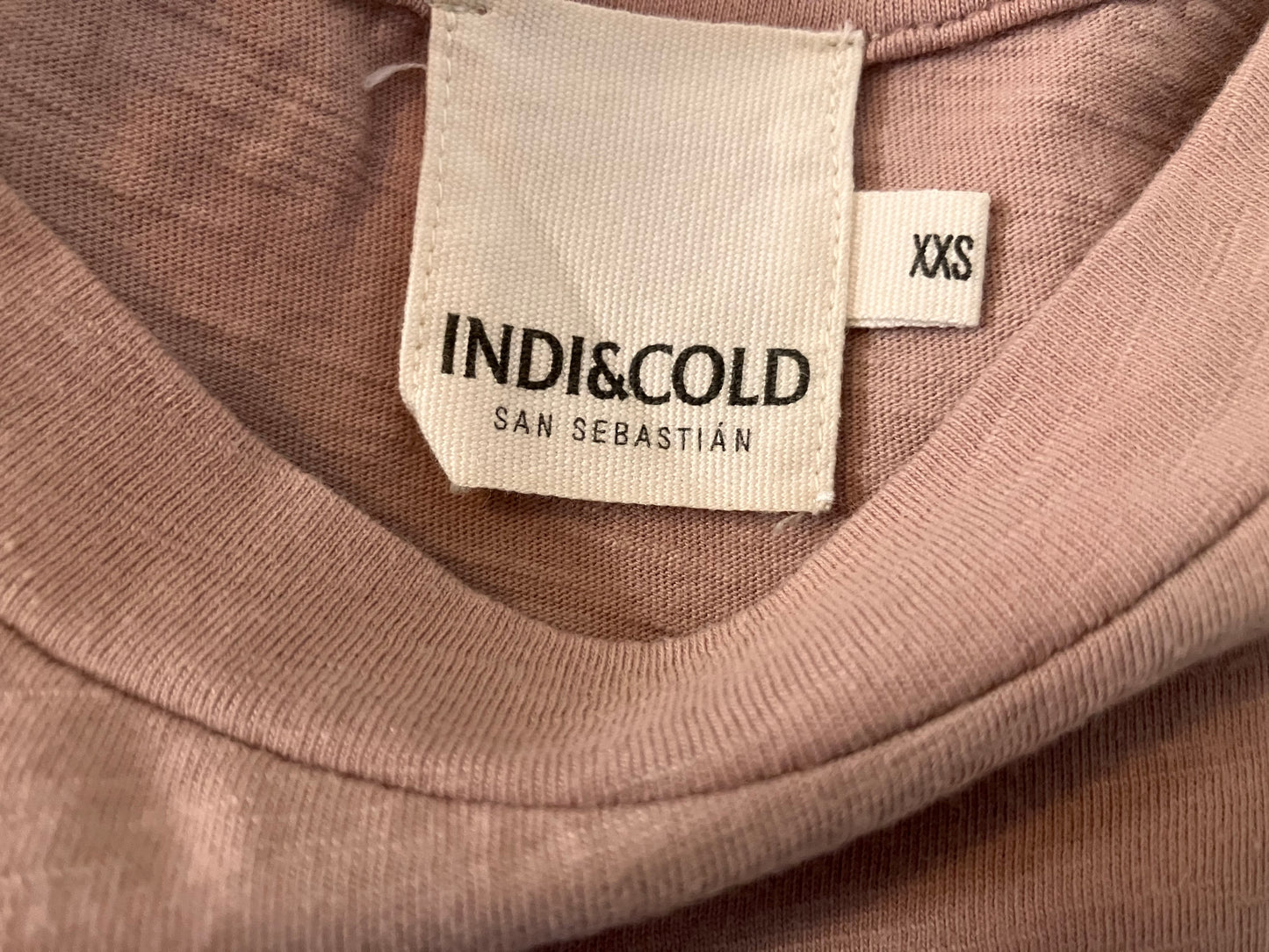 Camiseta rosa palo bordados
