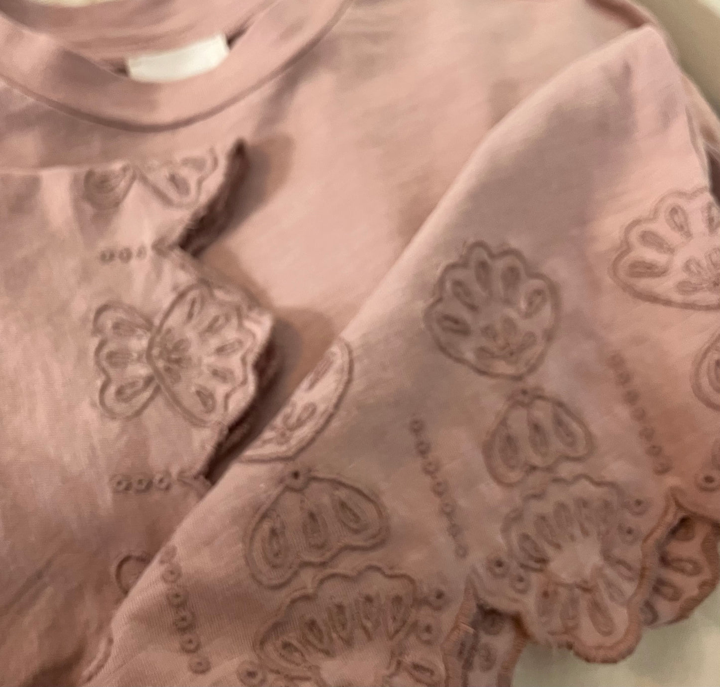 Camiseta rosa palo bordados