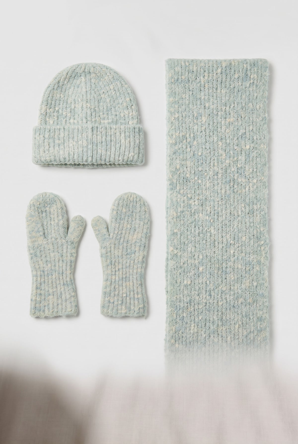 Wool set with hat, gloves and scarf