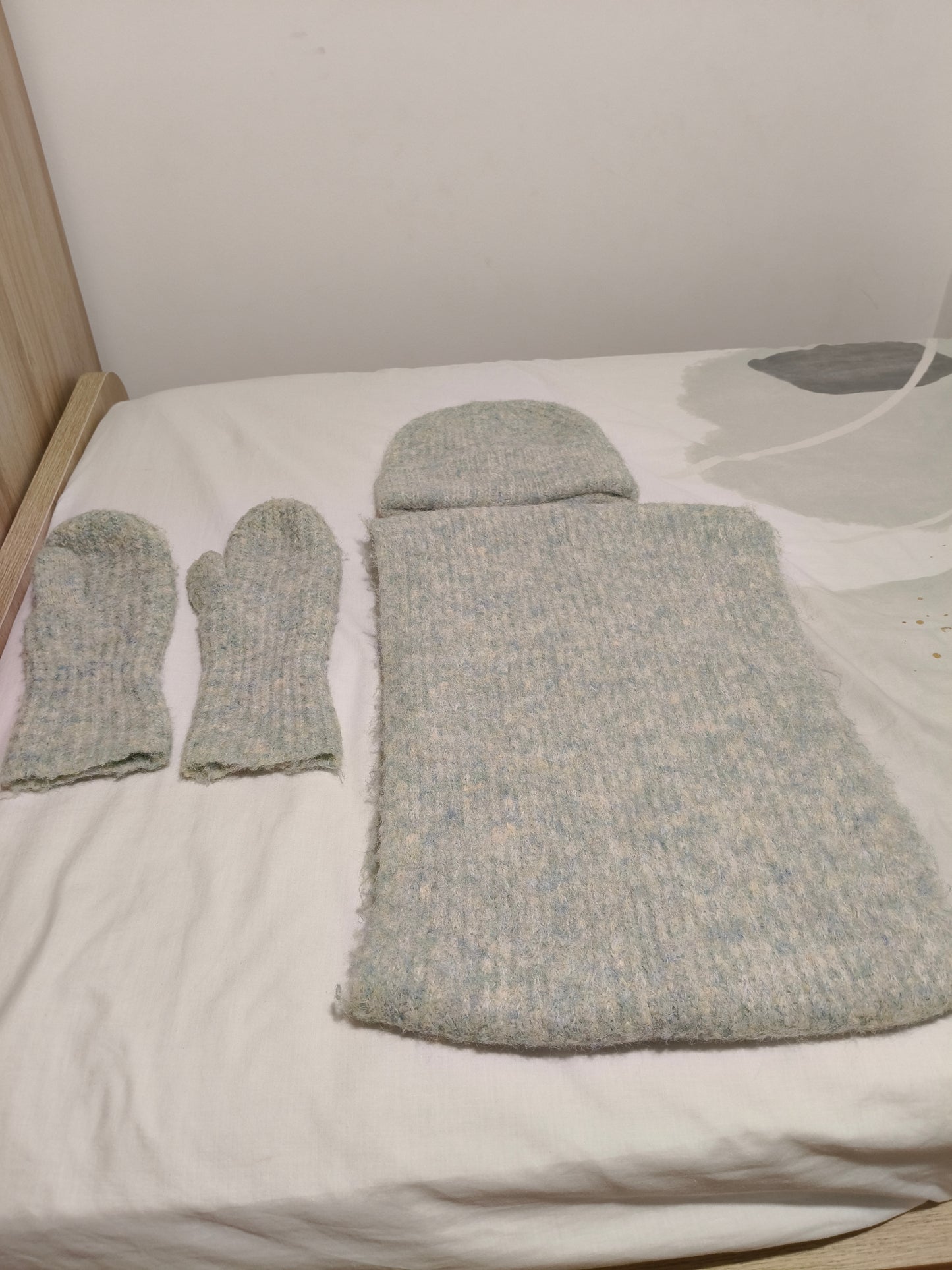 Wool set with hat, gloves and scarf