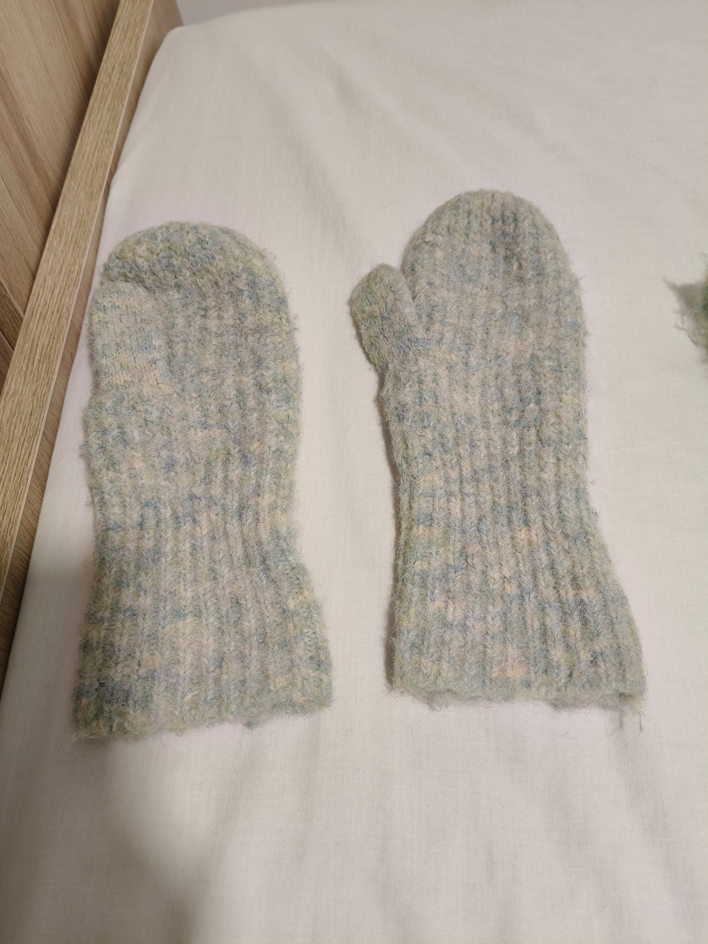 Wool set with hat, gloves and scarf