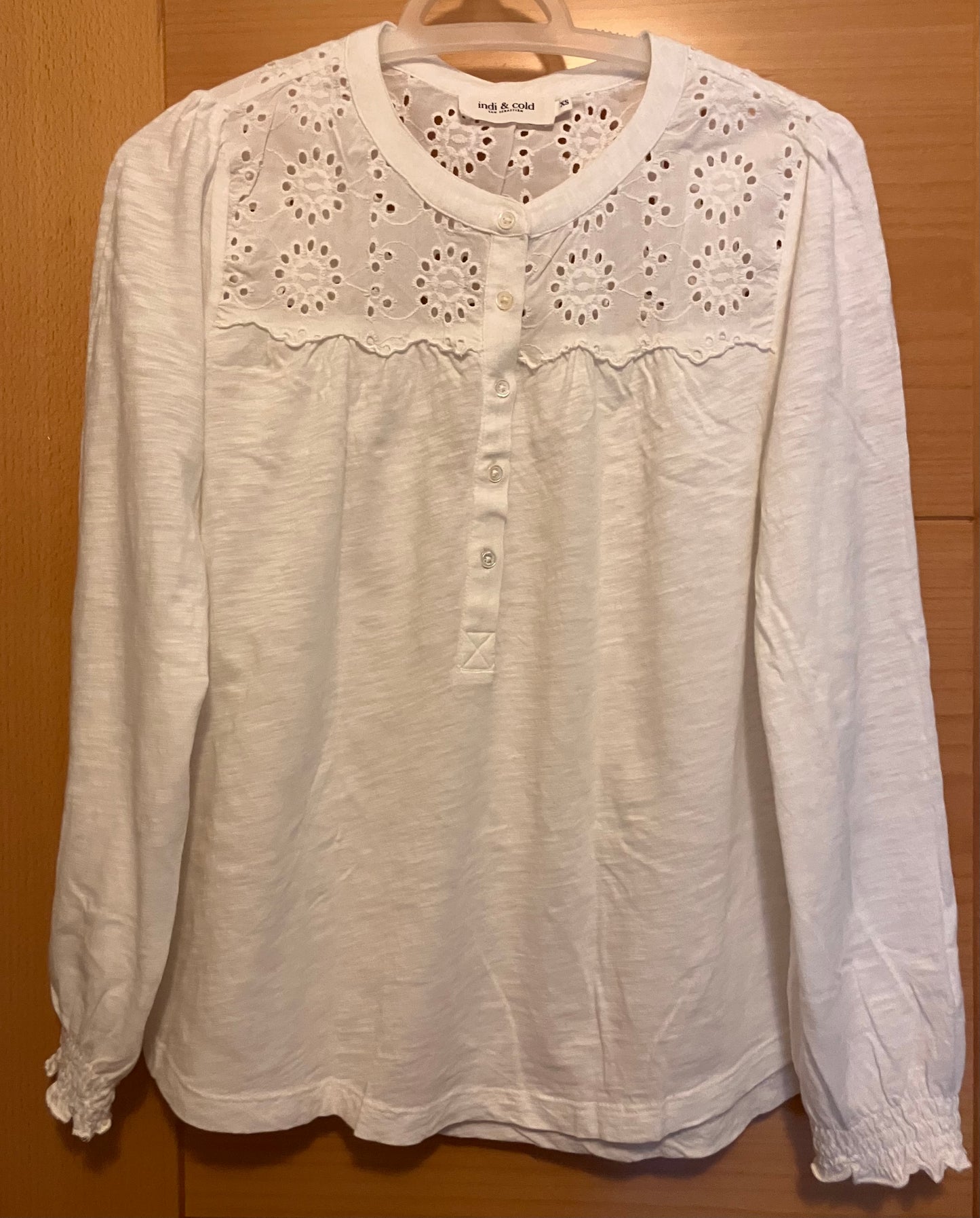 T-shirt blanc à manches longues ajouré