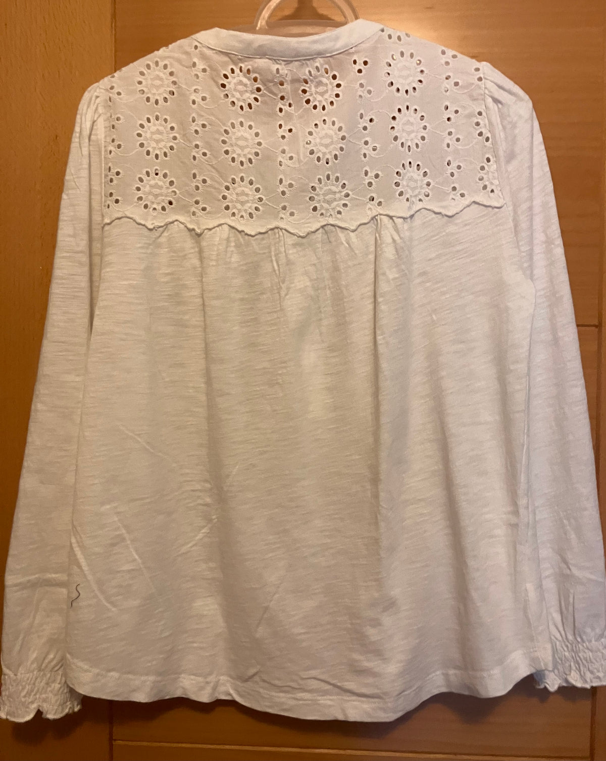 T-shirt blanc à manches longues ajouré