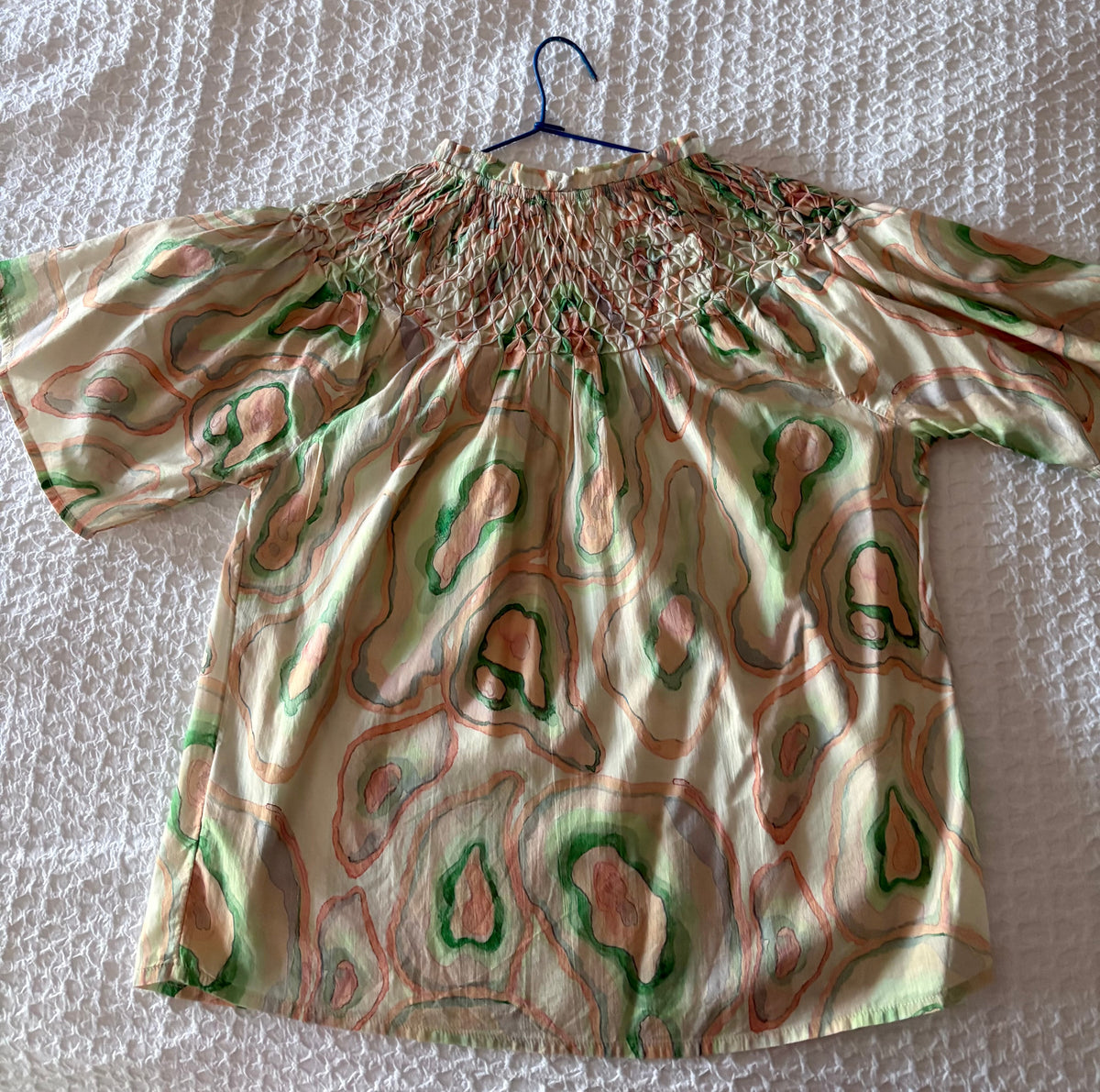 Blusa estampada con cuello engomado