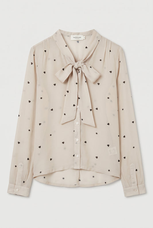 Camisa beige con corazones y cuello con lazada