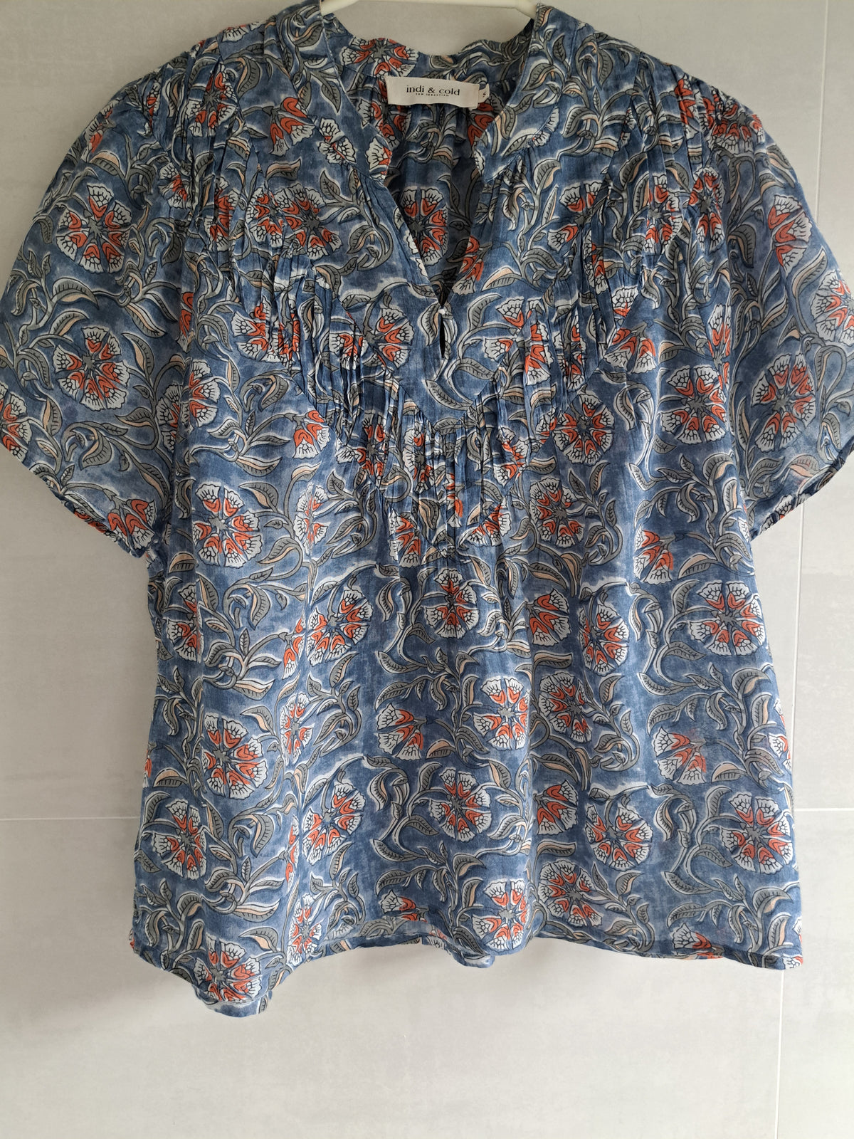 Chemise bleue à fleurs