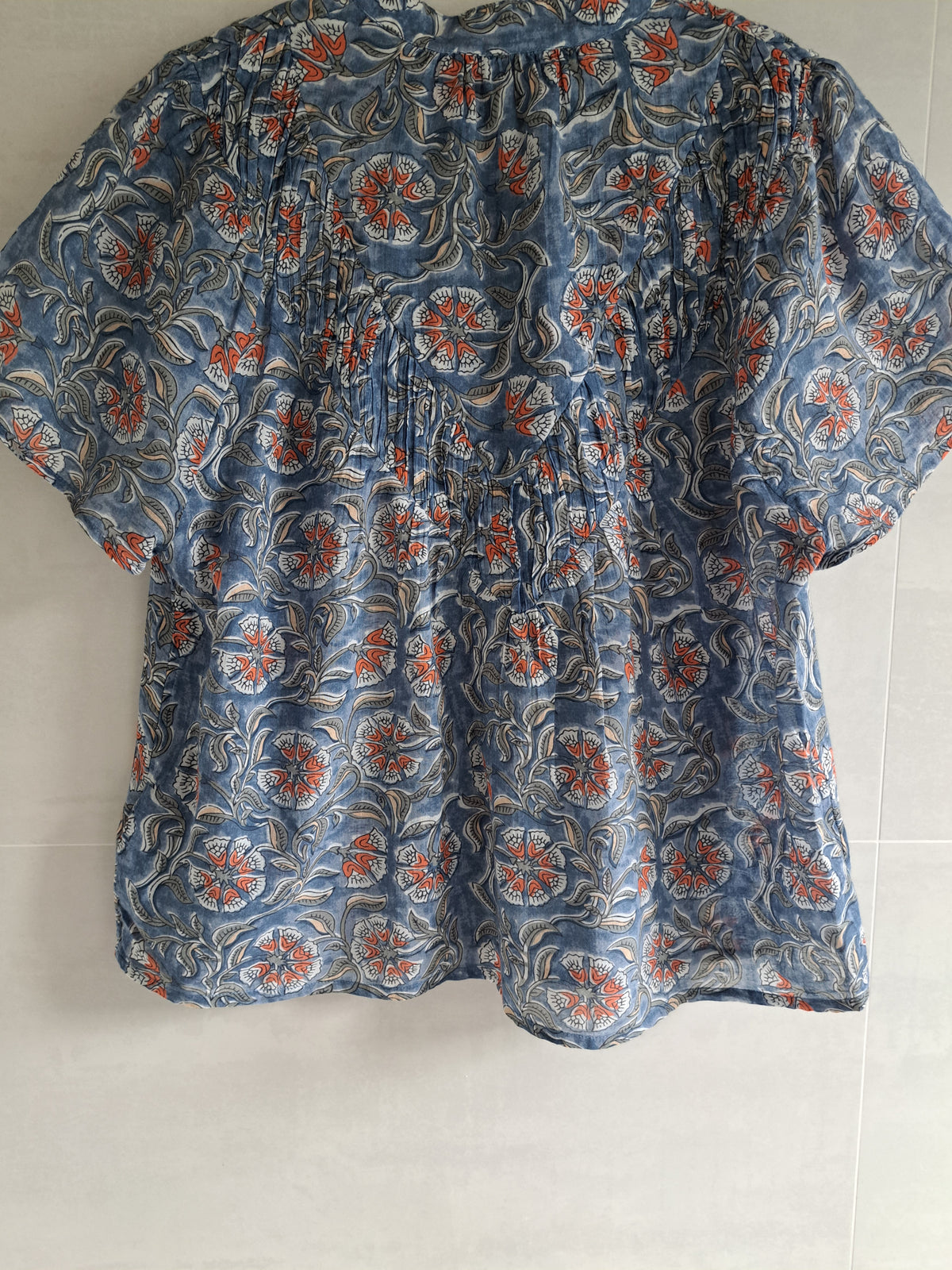 Chemise bleue à fleurs