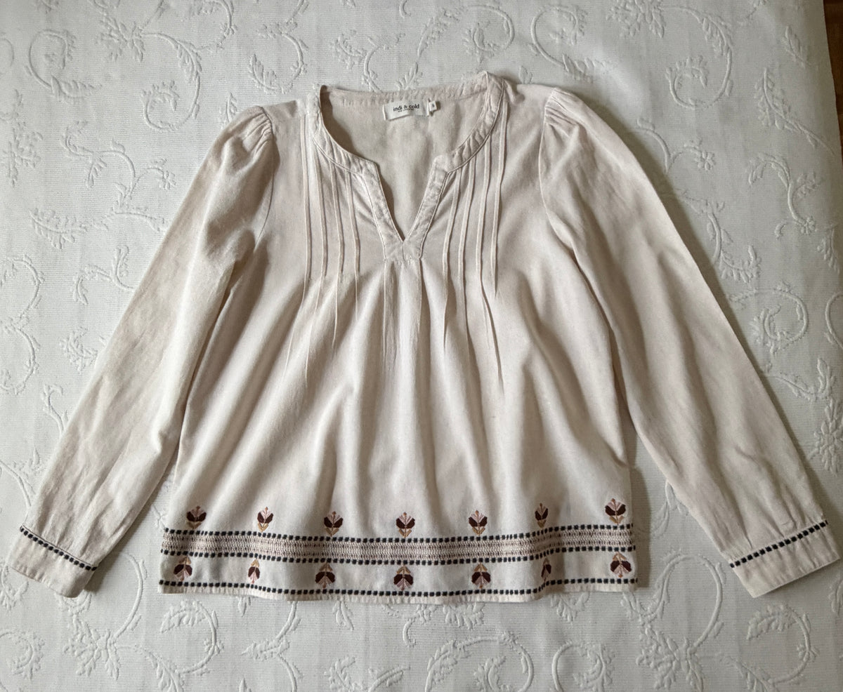 Blouse with embroidery at the hem