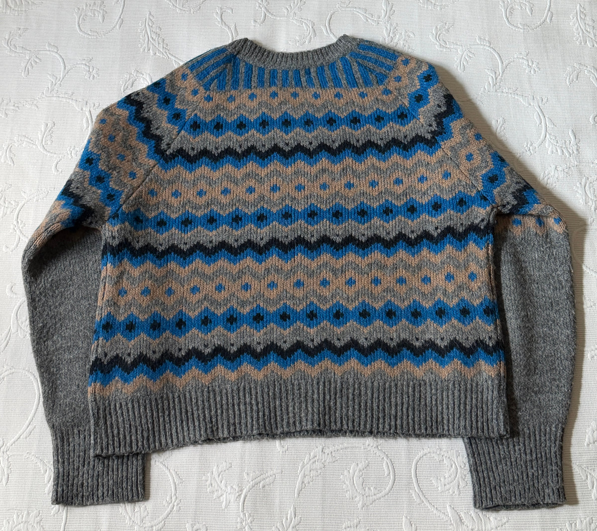 Pull gris avec frises multicolores