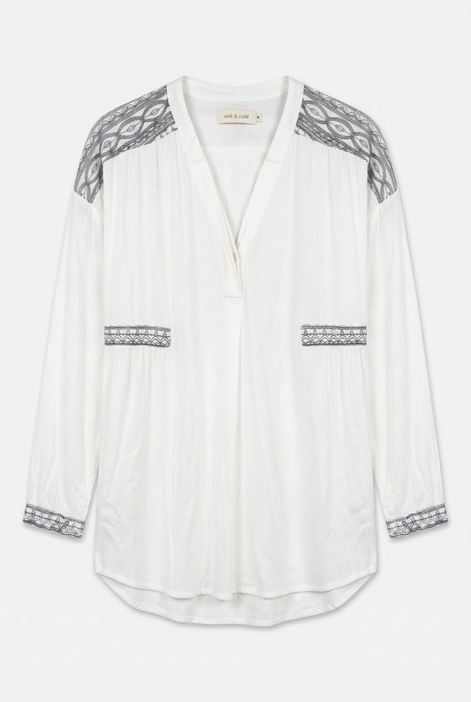 Camisa blanca étnica
