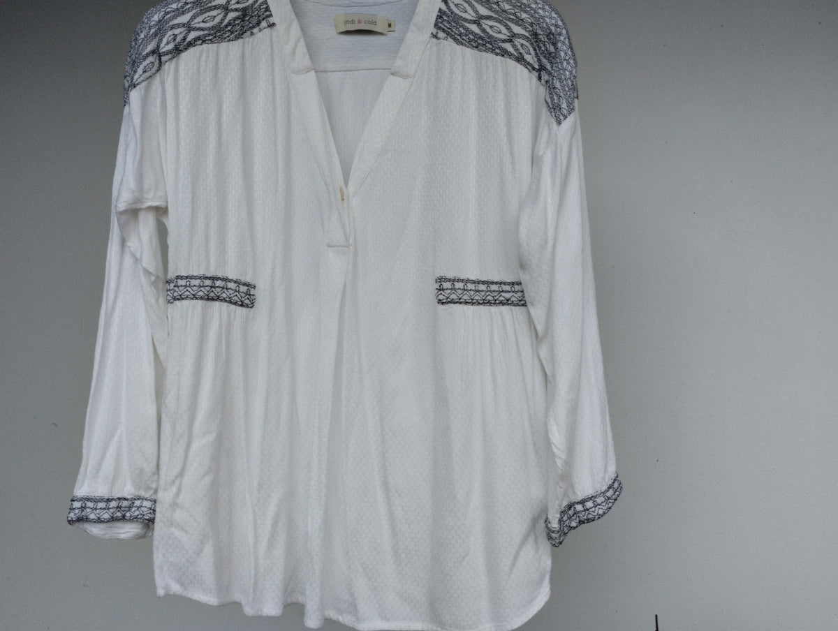 Camisa blanca étnica