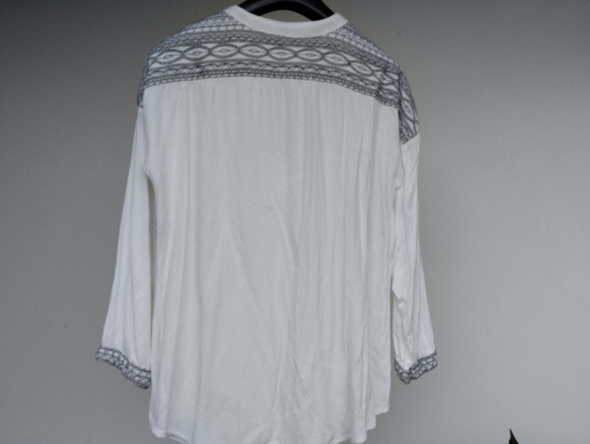 Camisa blanca étnica
