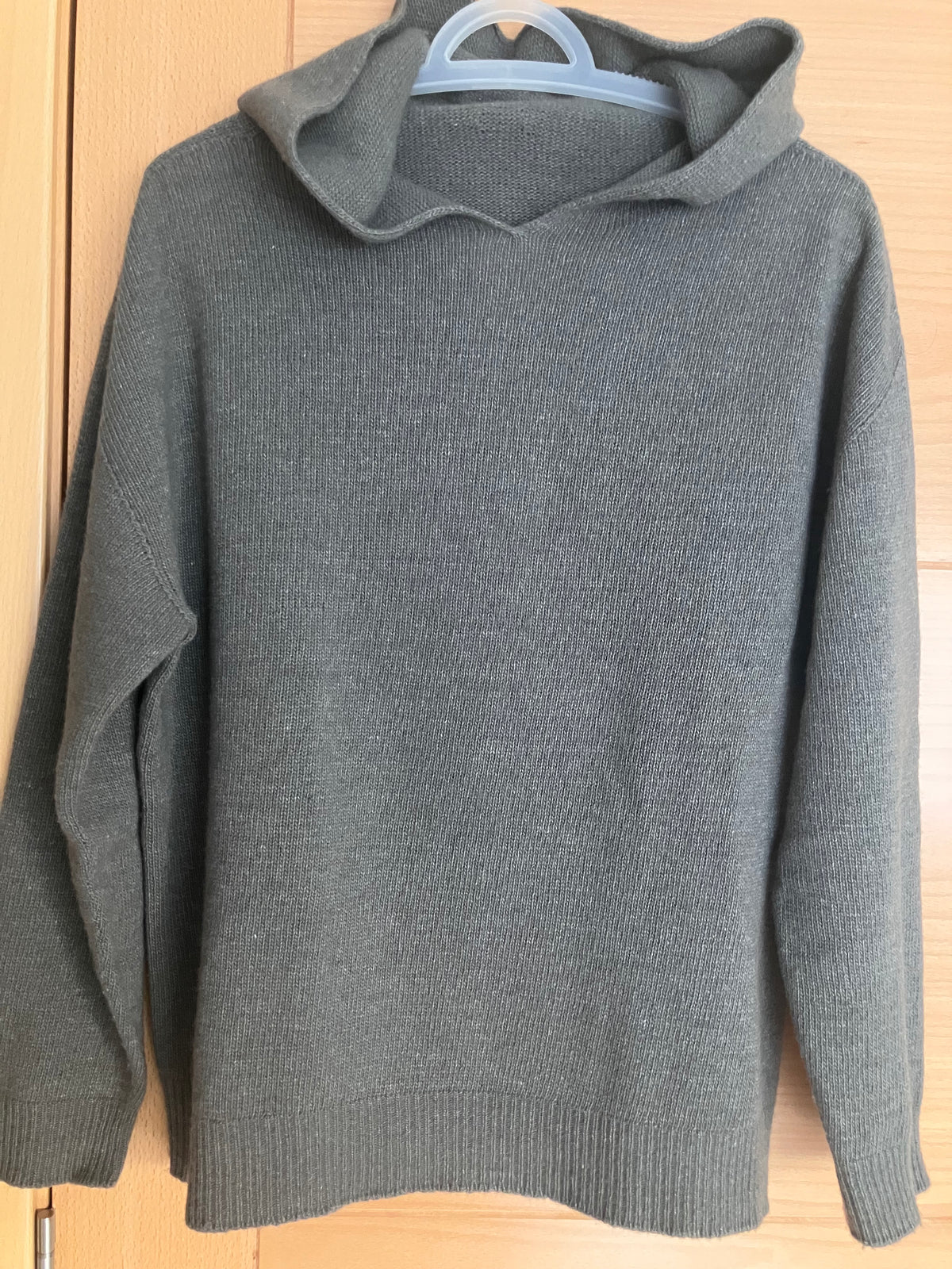 Pull en maille sport à capuche vert kaki
