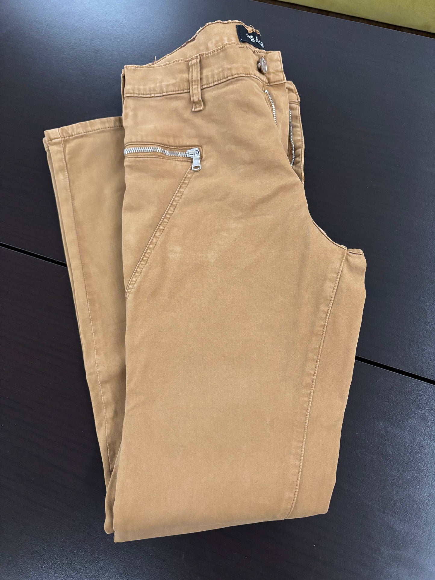 PANTALON BASIQUE AVEC ZIPPÉES