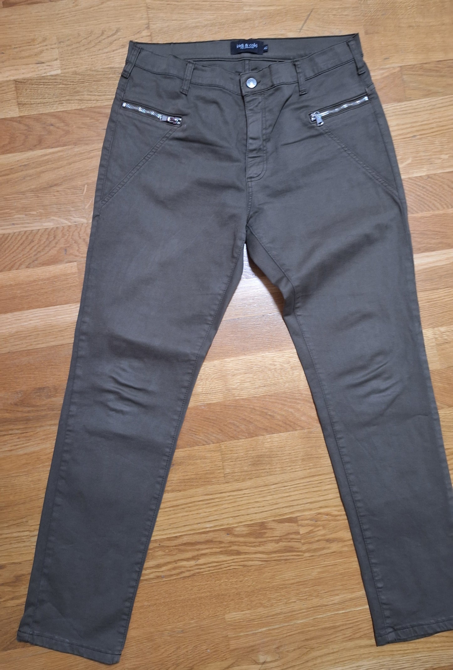 Pantalon marron avec fermetures éclair