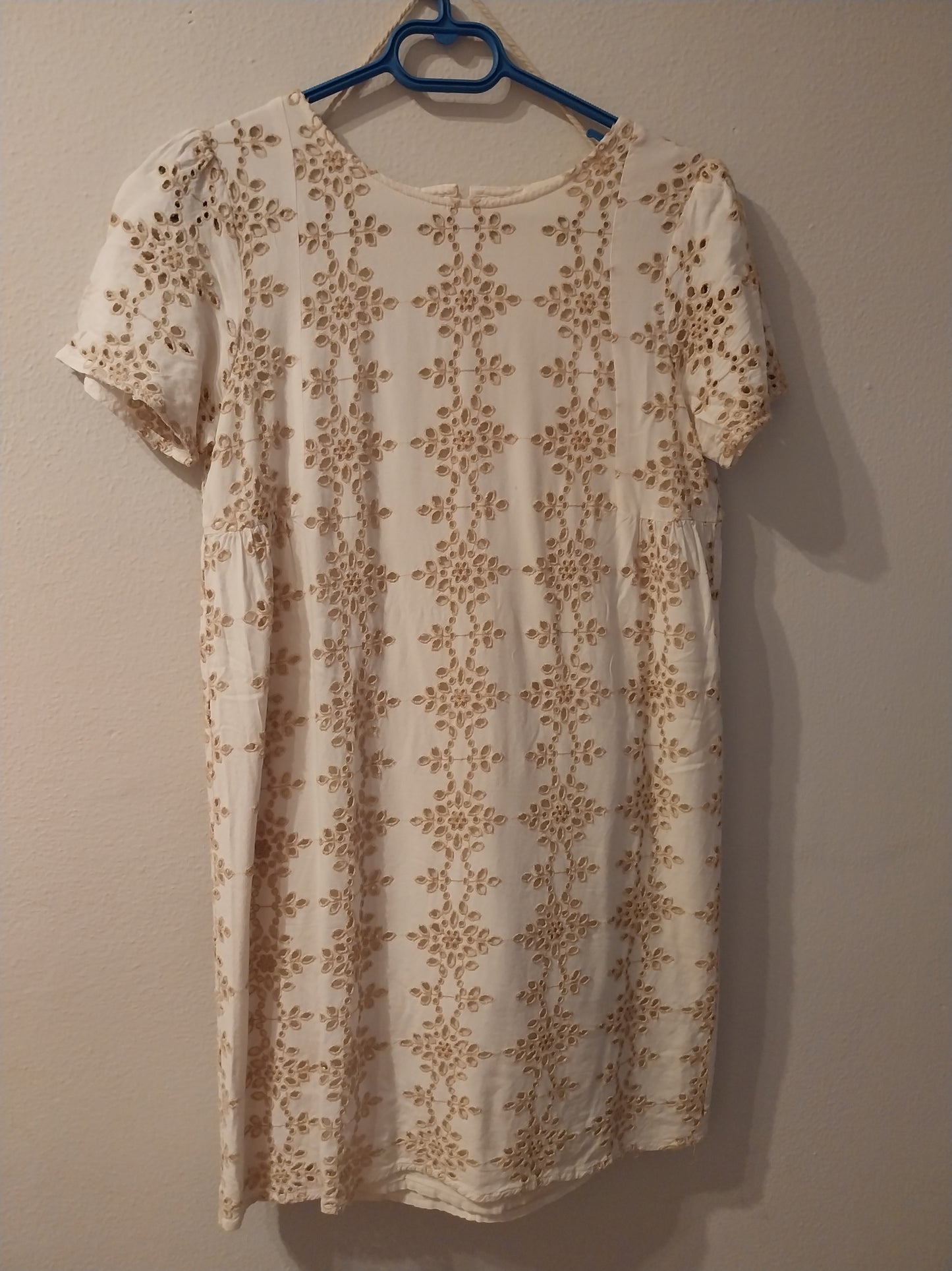 precioso vestido bordado suizo beige