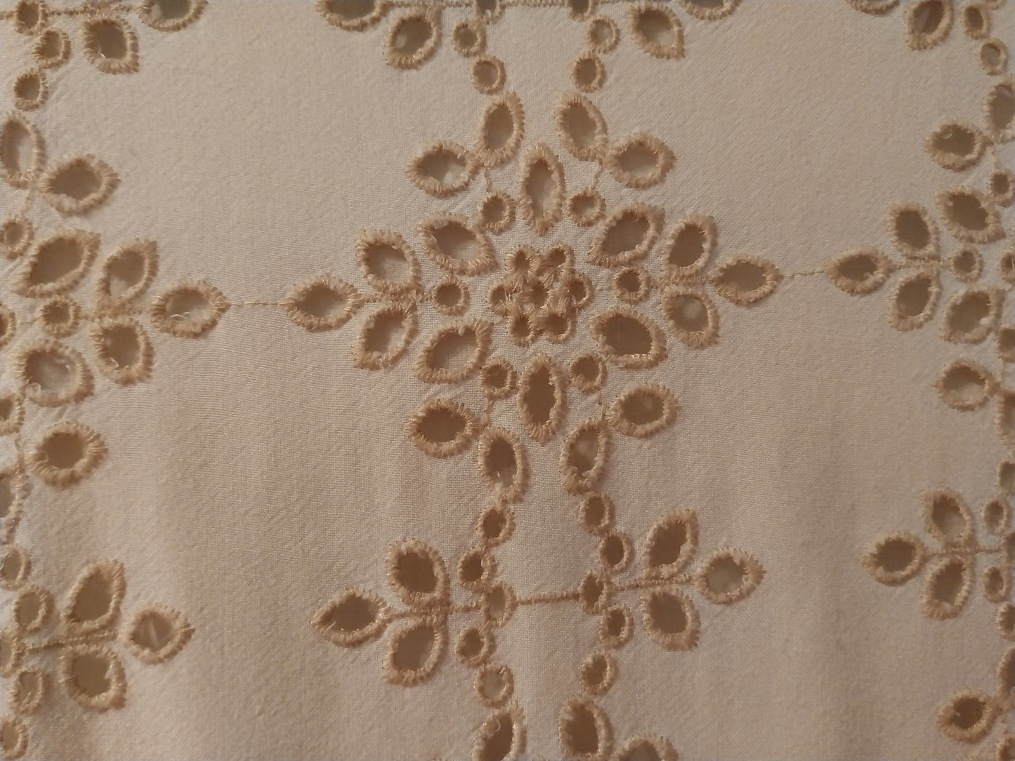precioso vestido bordado suizo beige