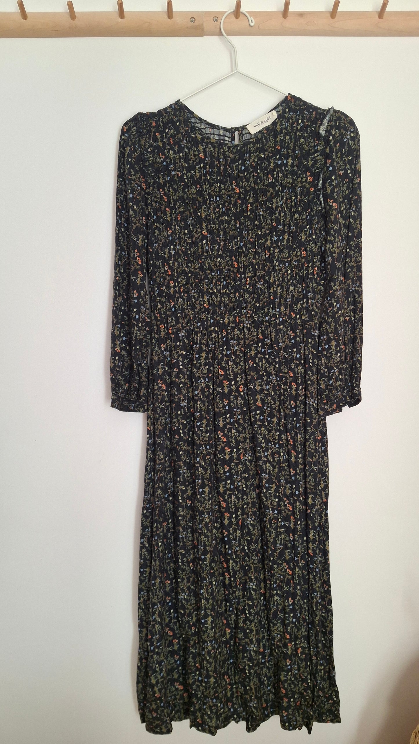 Vestido negro estampado con nido de abeja