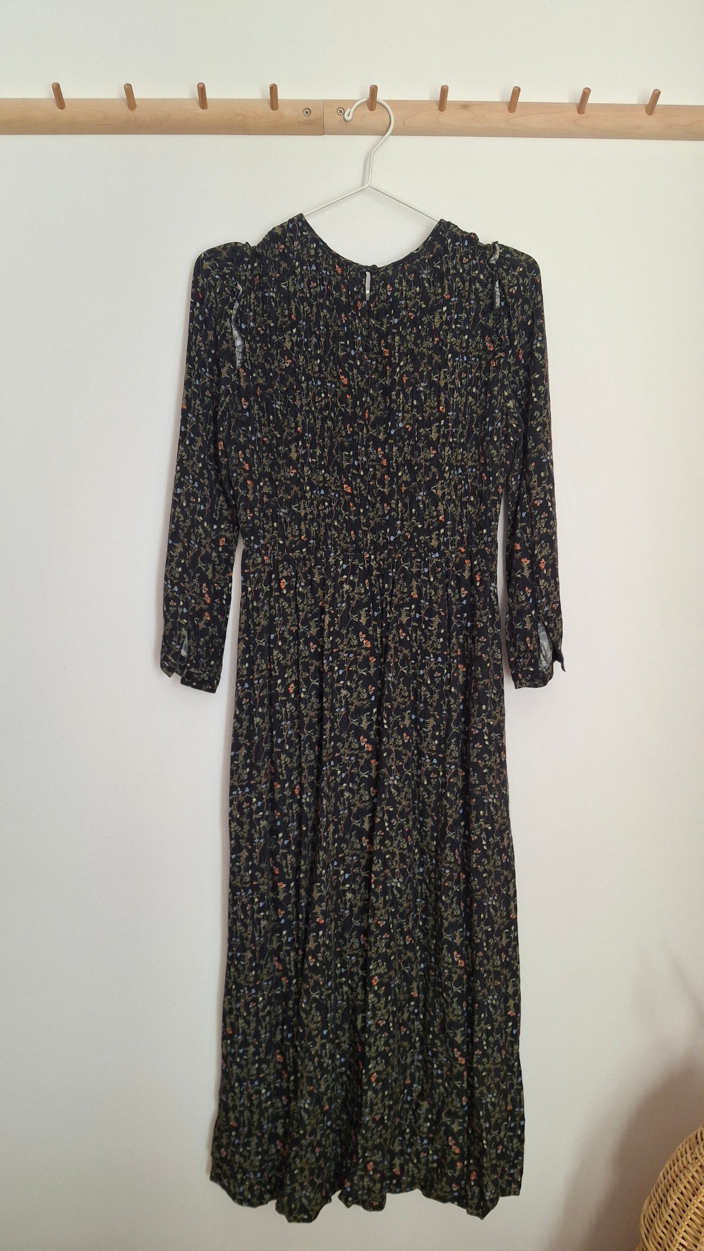 Vestido negro estampado con nido de abeja