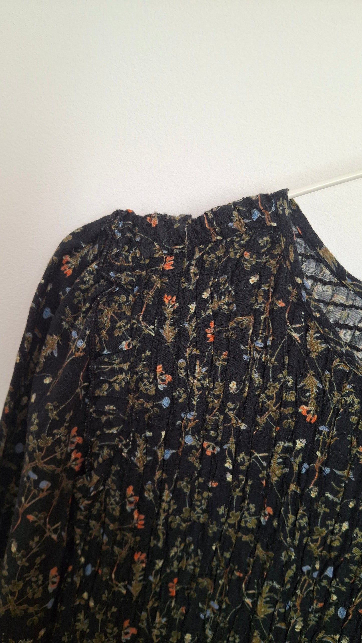 Vestido negro estampado con nido de abeja