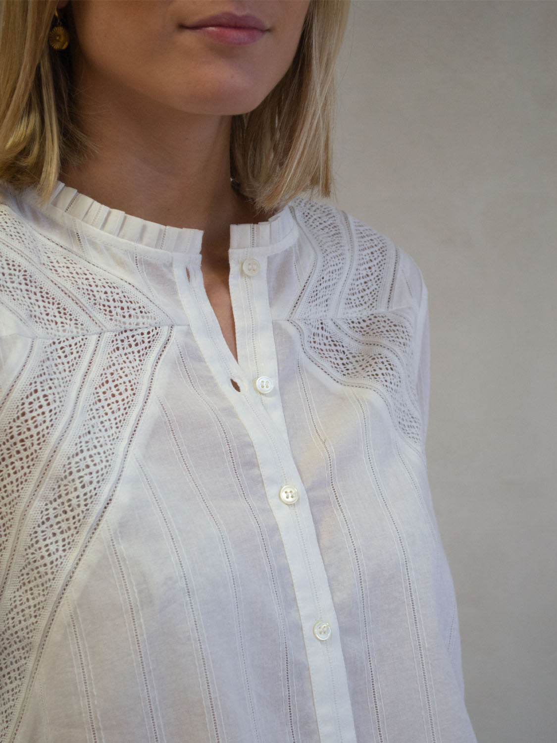 CHEMISE AJOURÉE ET DENTELLE