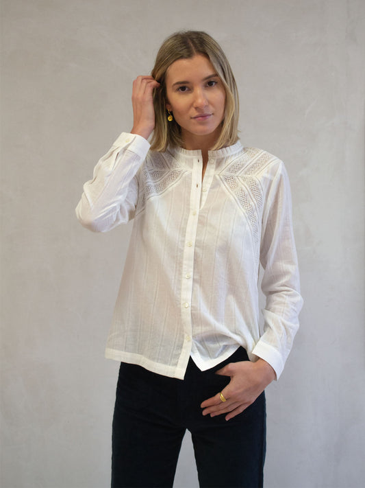 CHEMISE AJOURÉE ET DENTELLE