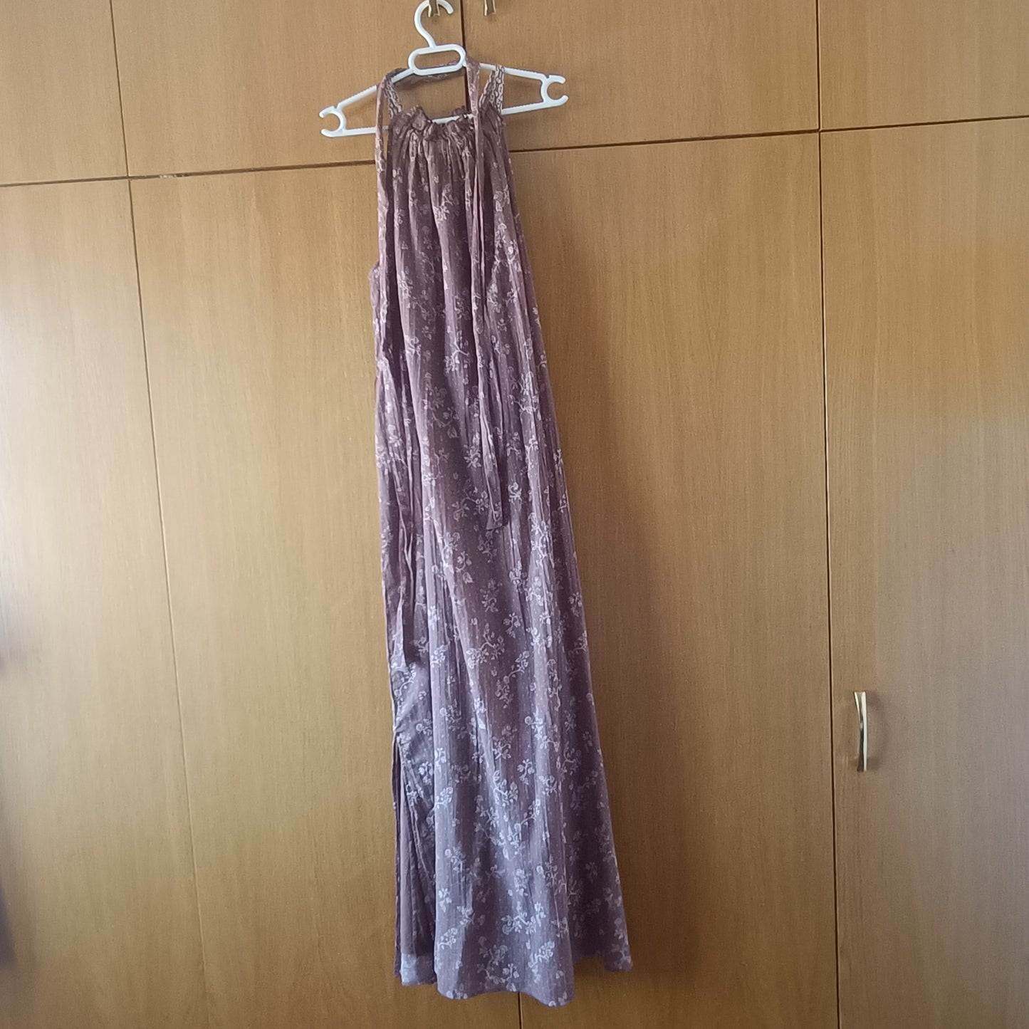 Vestido largo cuello halter marrón