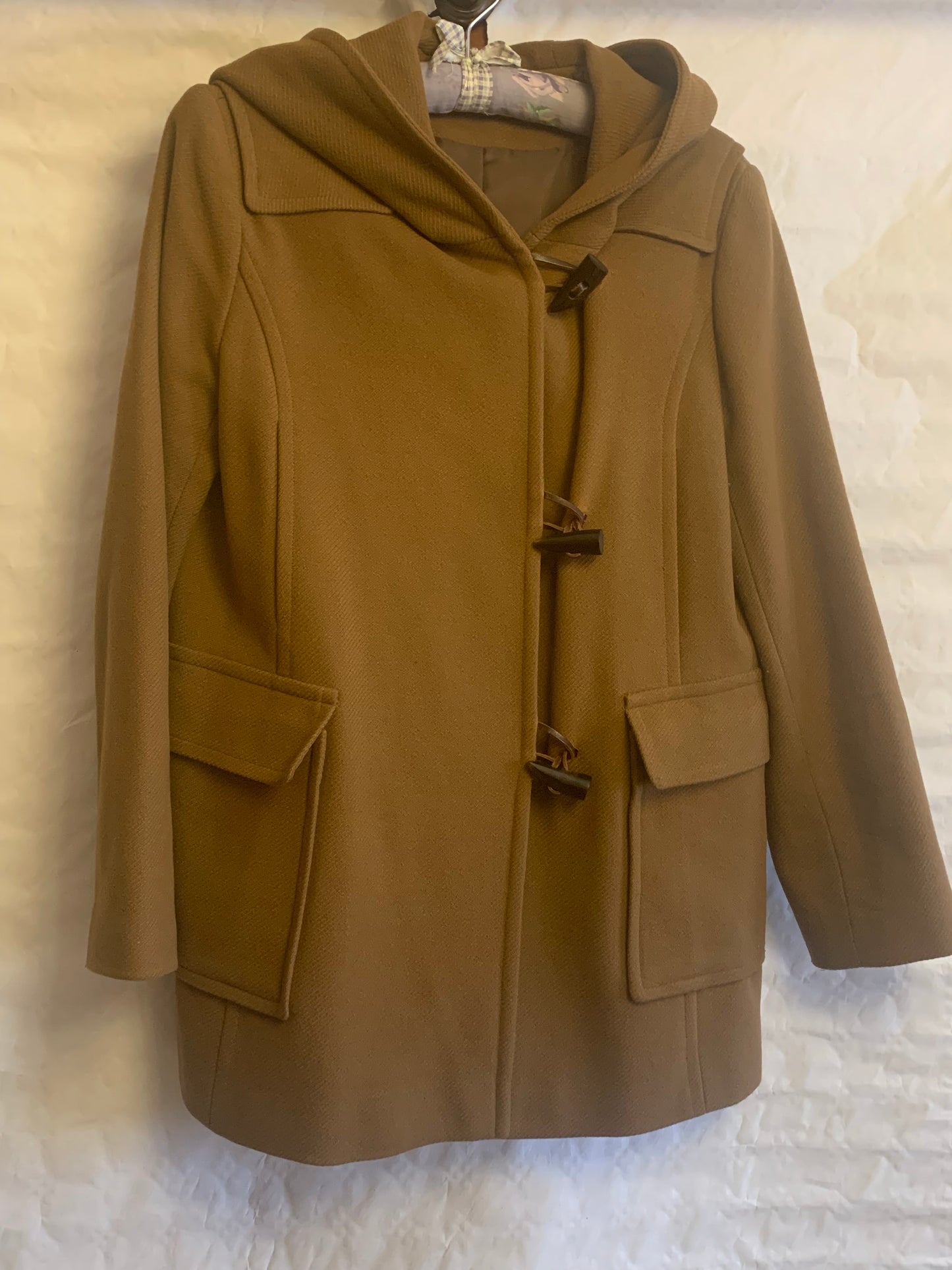 Trenka corta marrón con capucha