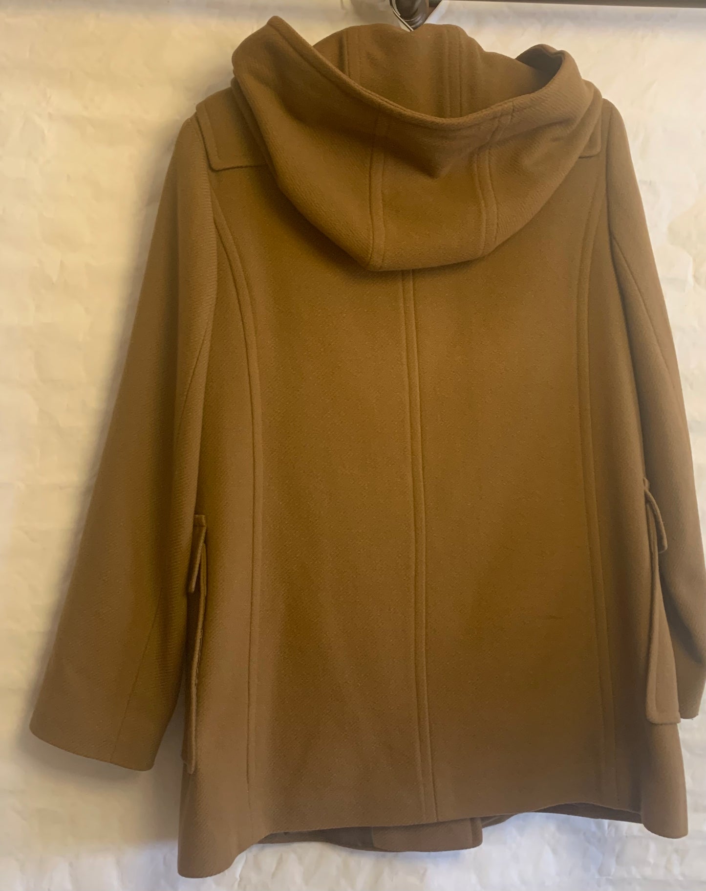 Trenka corta marrón con capucha