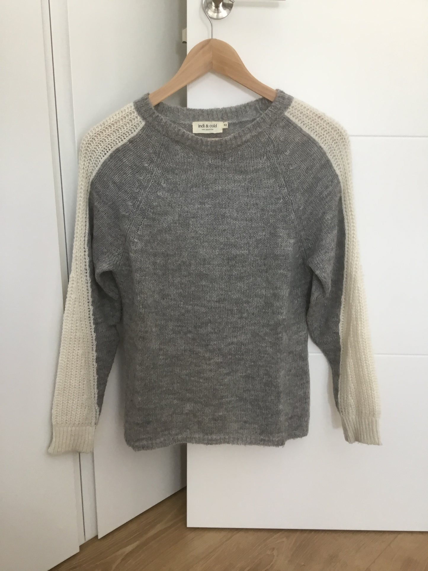 Nice sweater in perfect condition