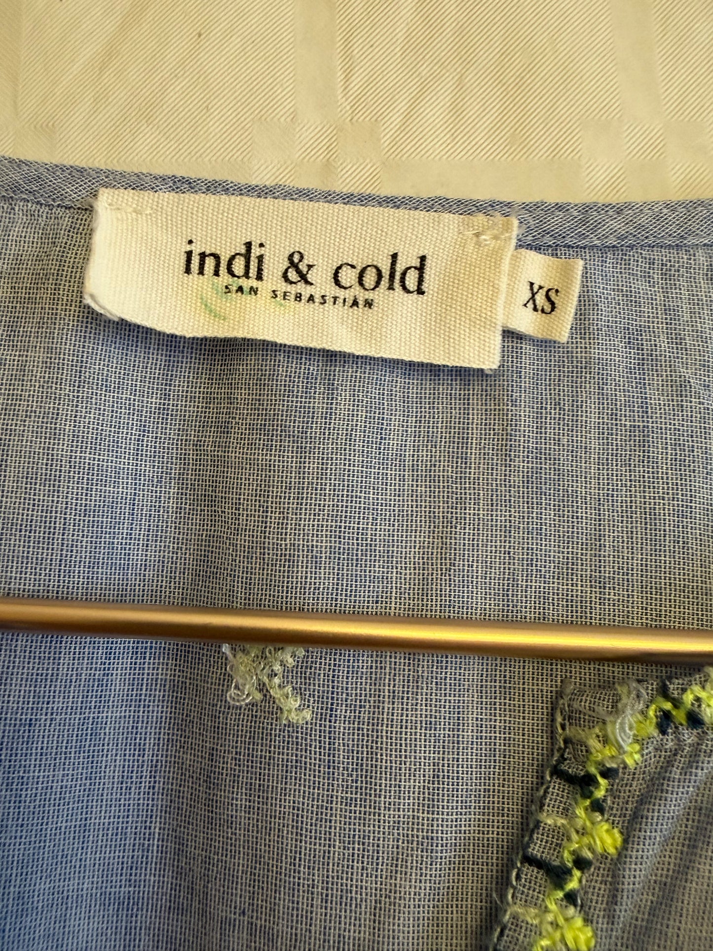 Vestido azul con bordados fluor