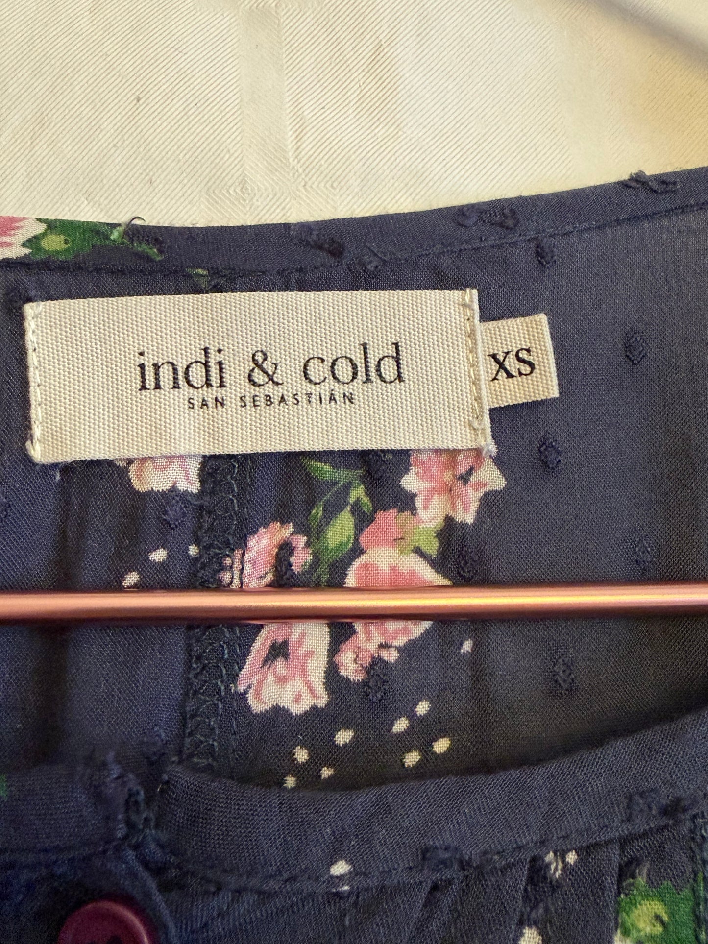 Robe bleu marine à imprimé de roses